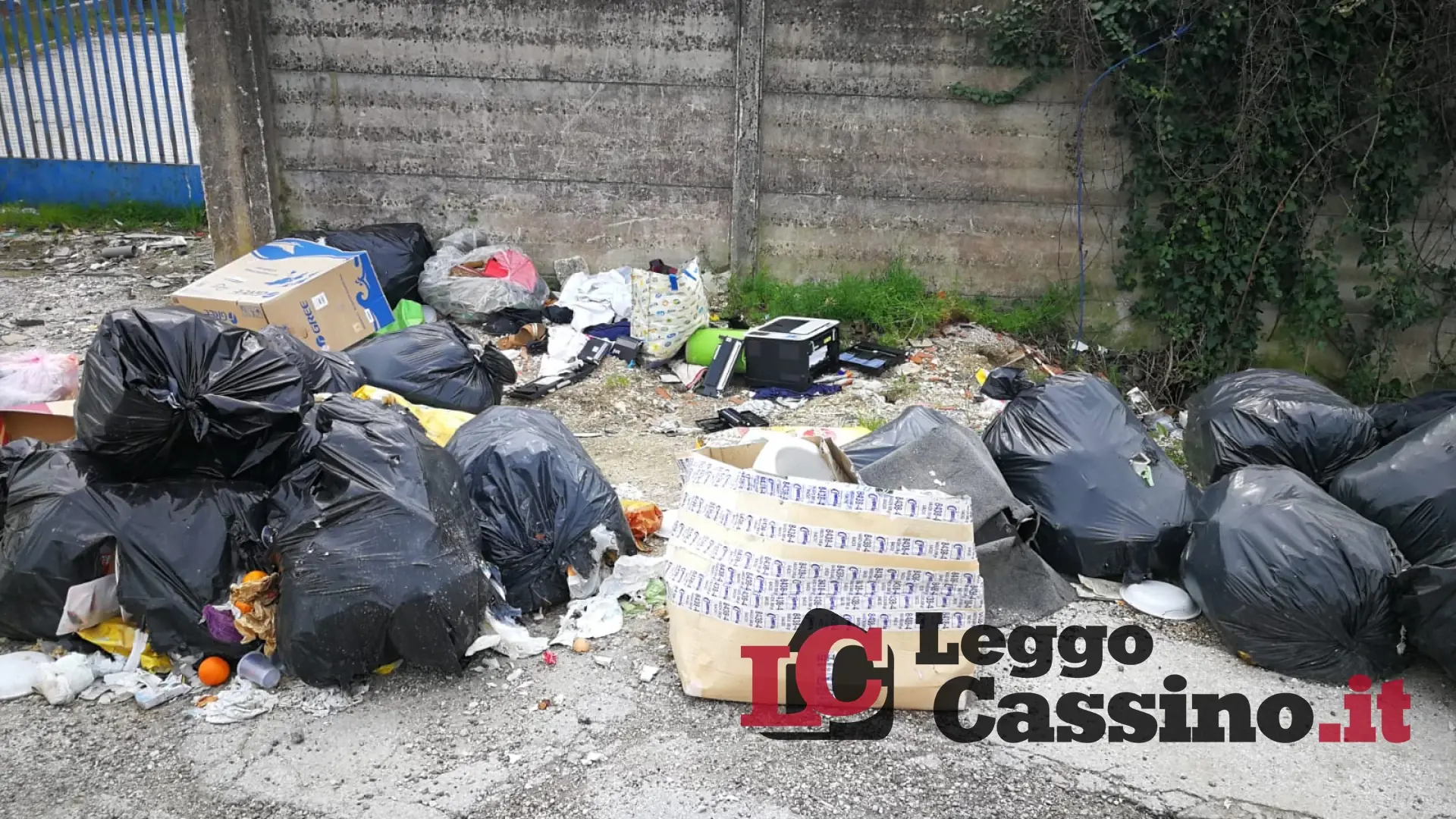 La pandemia non ferma gli incivili: rifiuti per strada senza ritegno