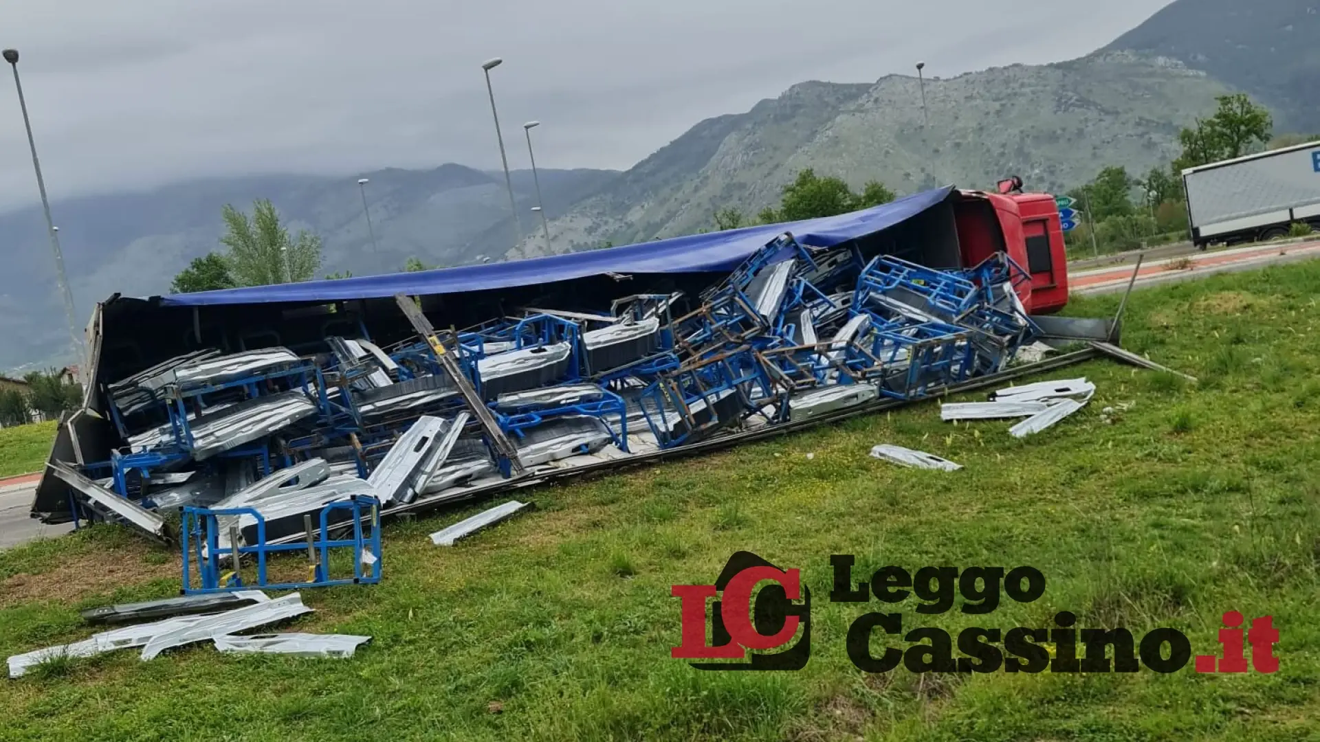 Un tir si ribalta nella zona industriale di Cassino. Allertati i soccorsi