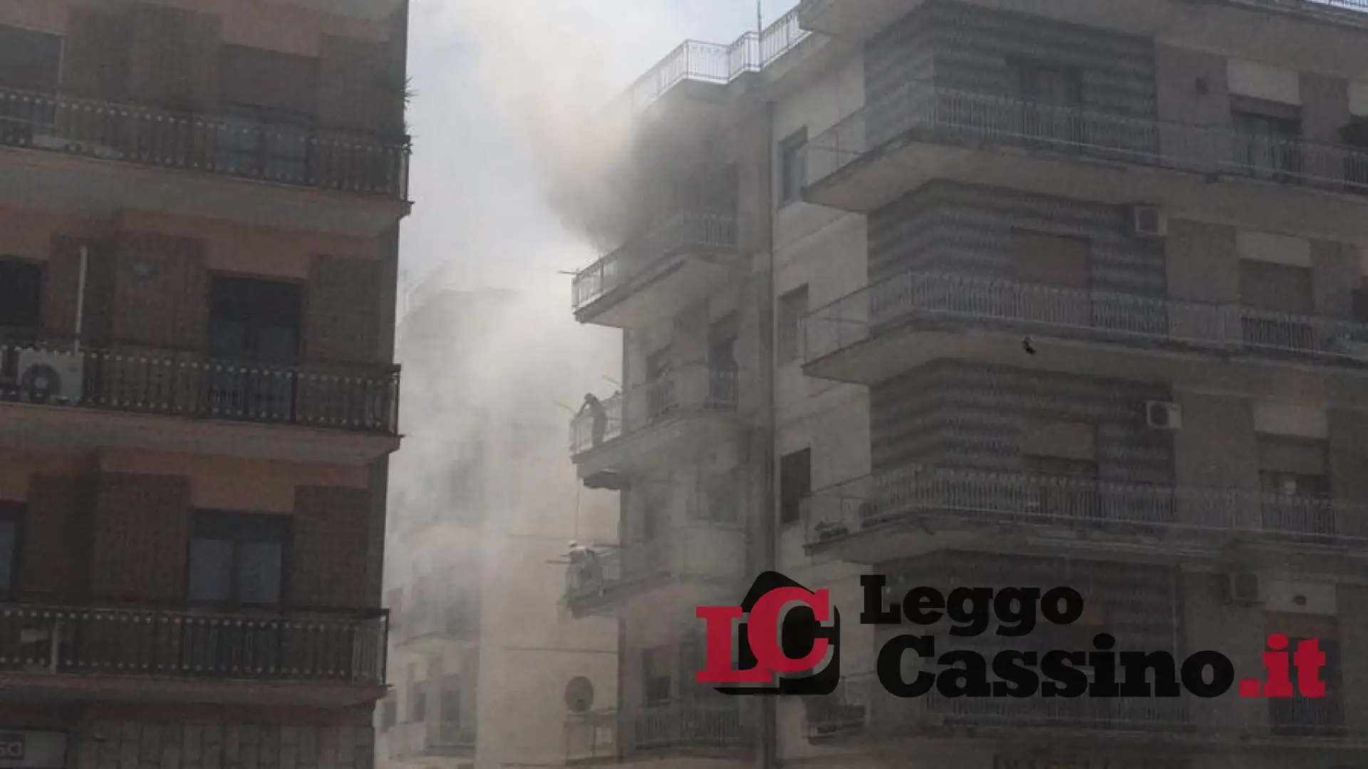 Brucia un palazzo, tanta paura ma nessun ferito