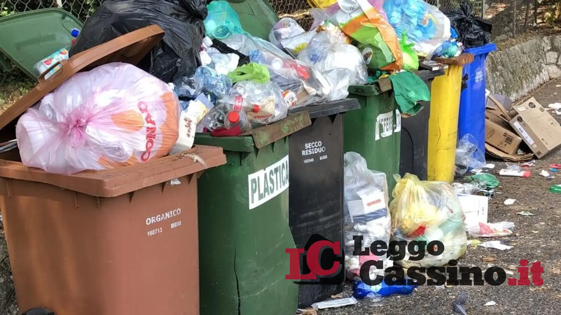 Sos rifiuti, carrellati strapieni all'Albaneta