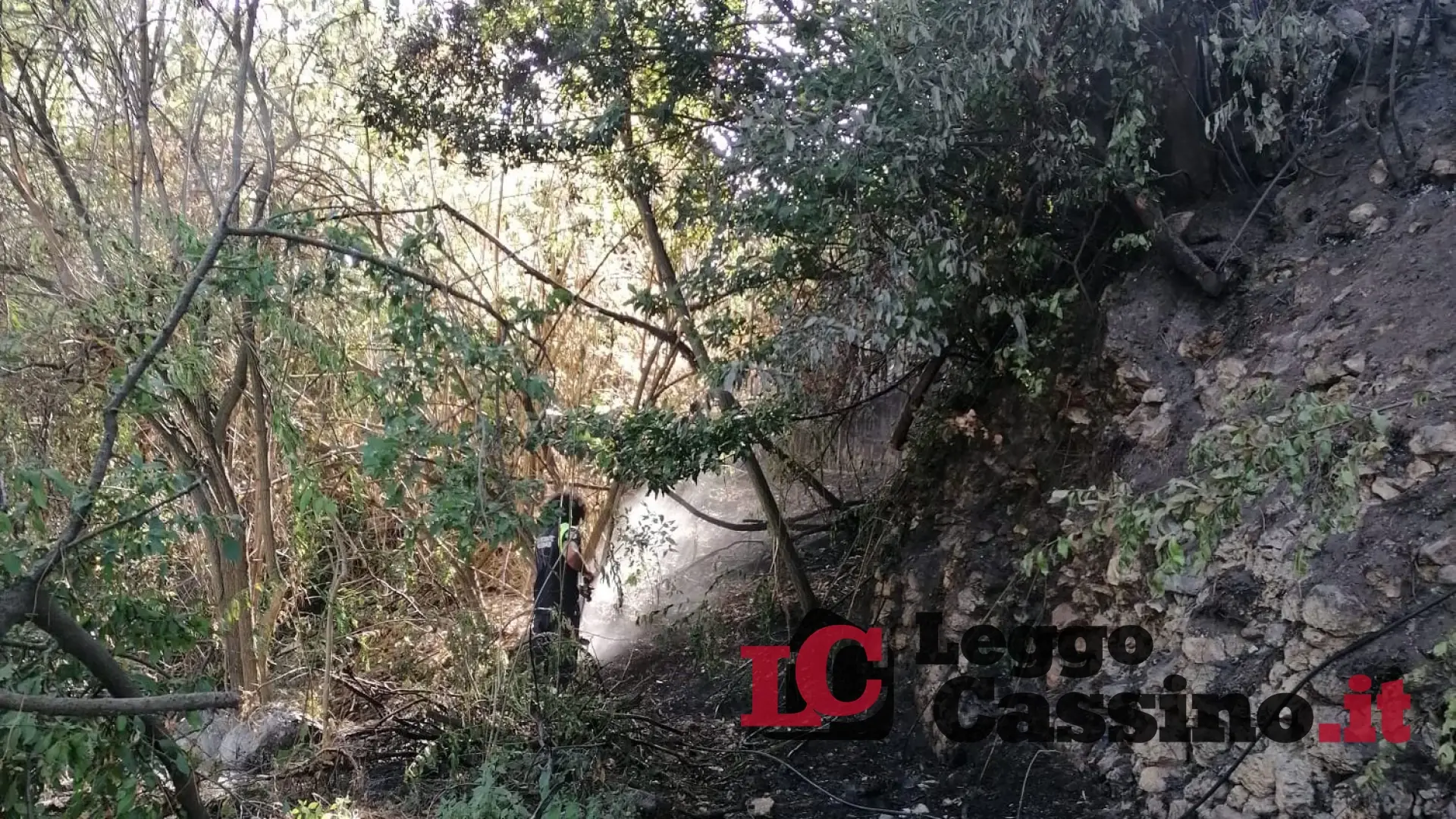 Incendi senza fine, a Cassino brucia anche la zona archeologica