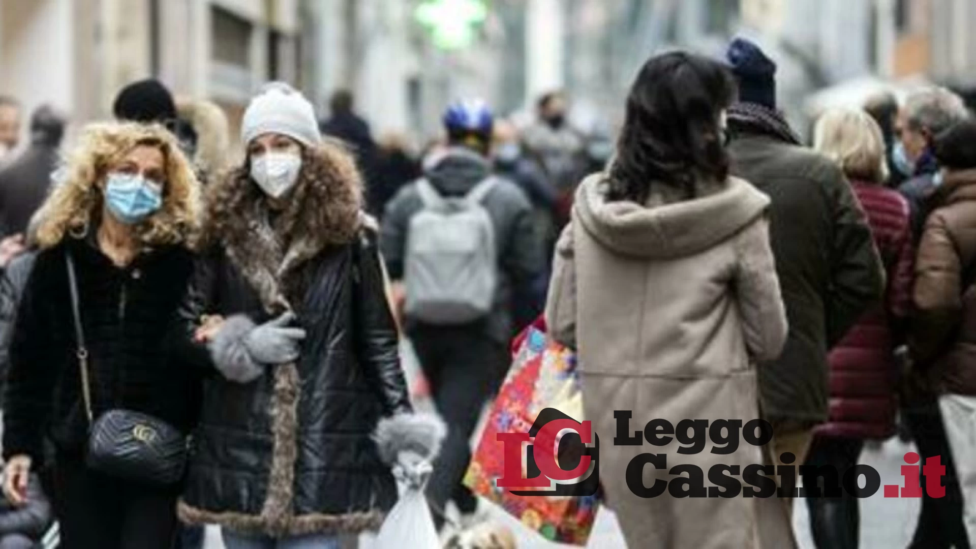 Mascherine (anche) all'aperto per gli eventi di Natale