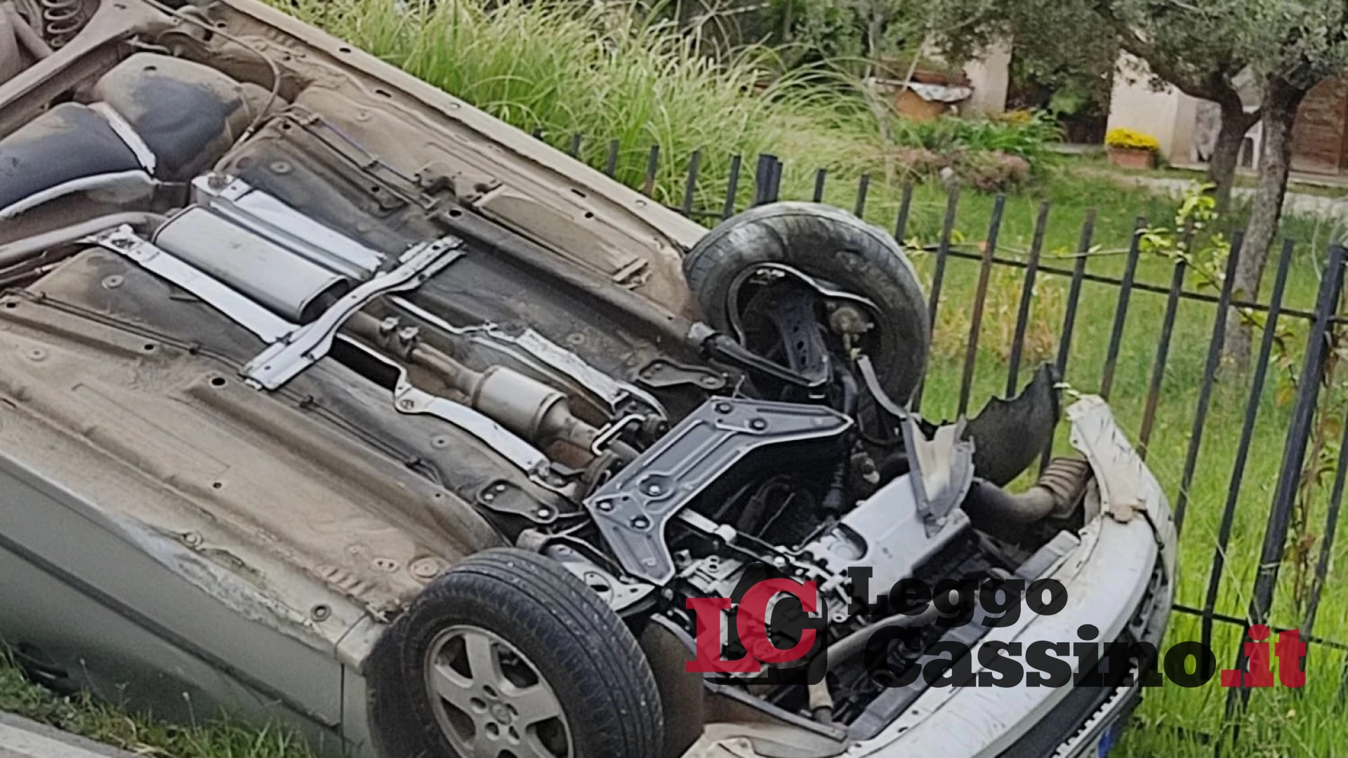 Incidente in via Valle del Garigliano: auto si ribalta, un ferito