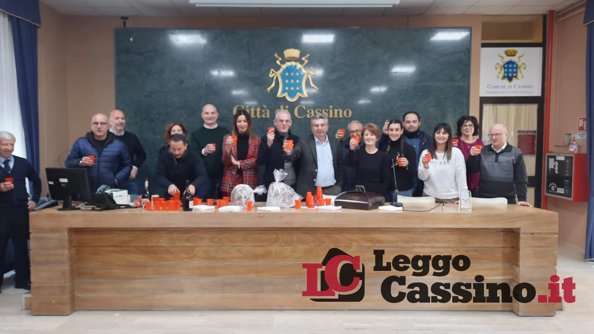 L'ultimo brindisi insieme prima di dirsi addio (altro che buon Natale...)