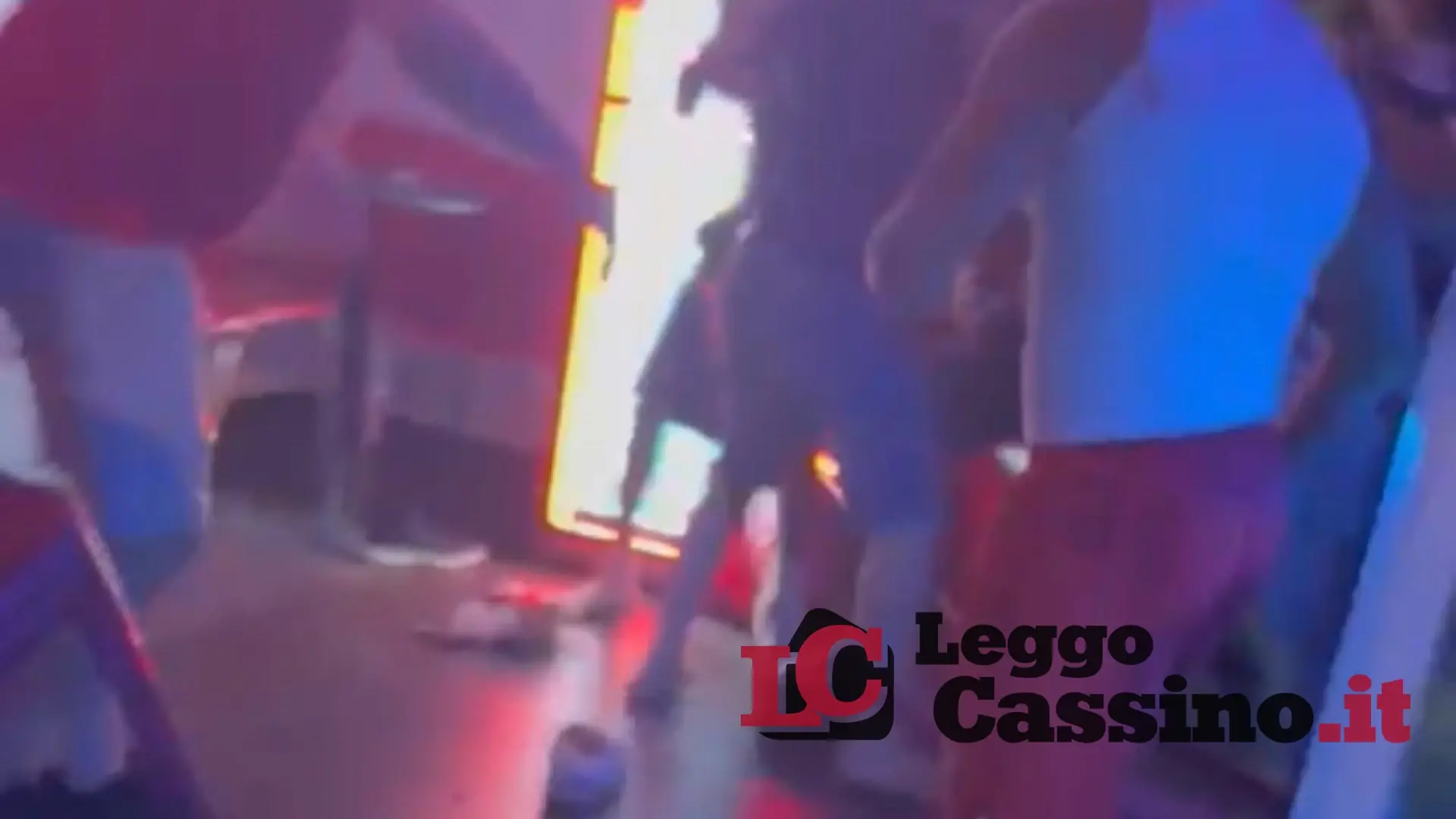 Calci, pugni e sgabelli che volano: ennesima rissa in un bar del centro