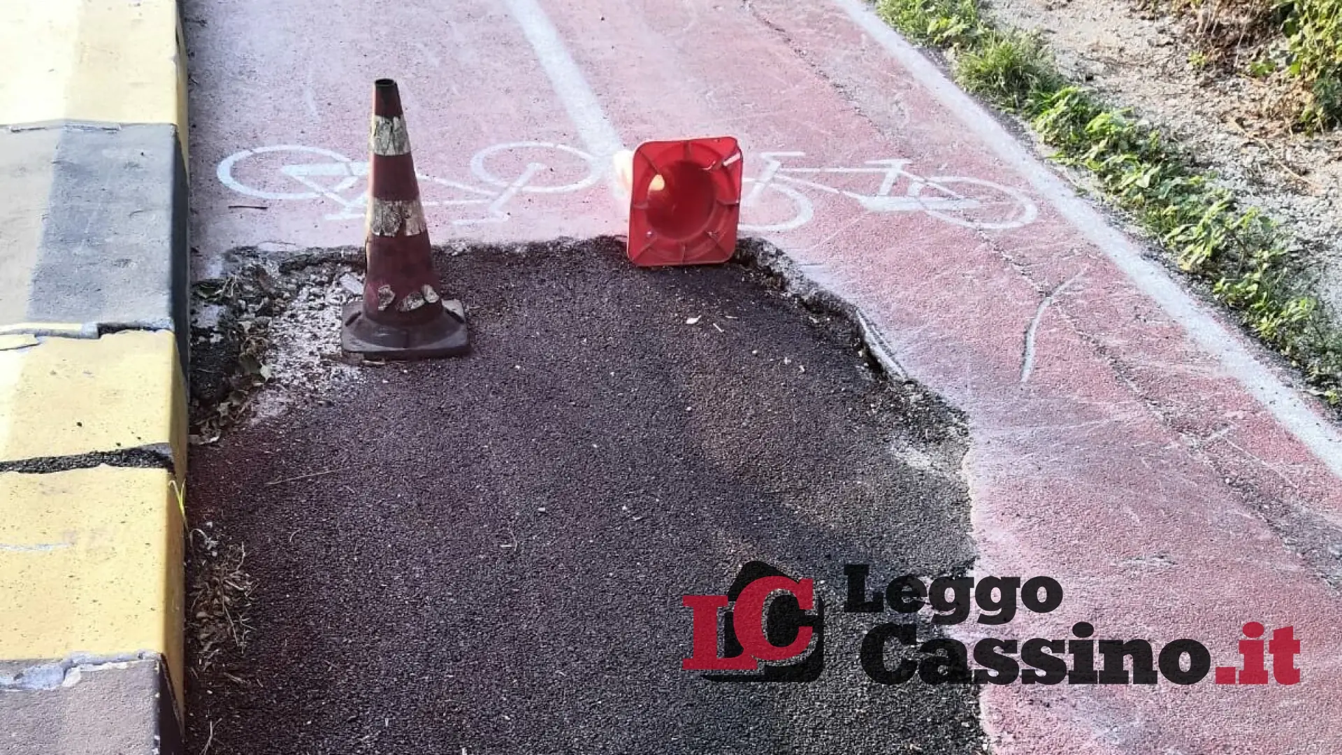 Buche sulla pista ciclabile, paura per una ragazza caduta dalla bici