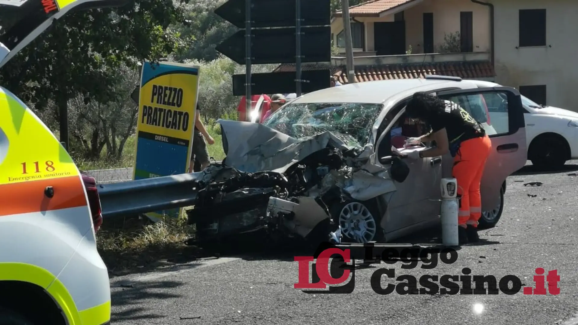 Schianto tra bus e auto: ferita gravemente una donna