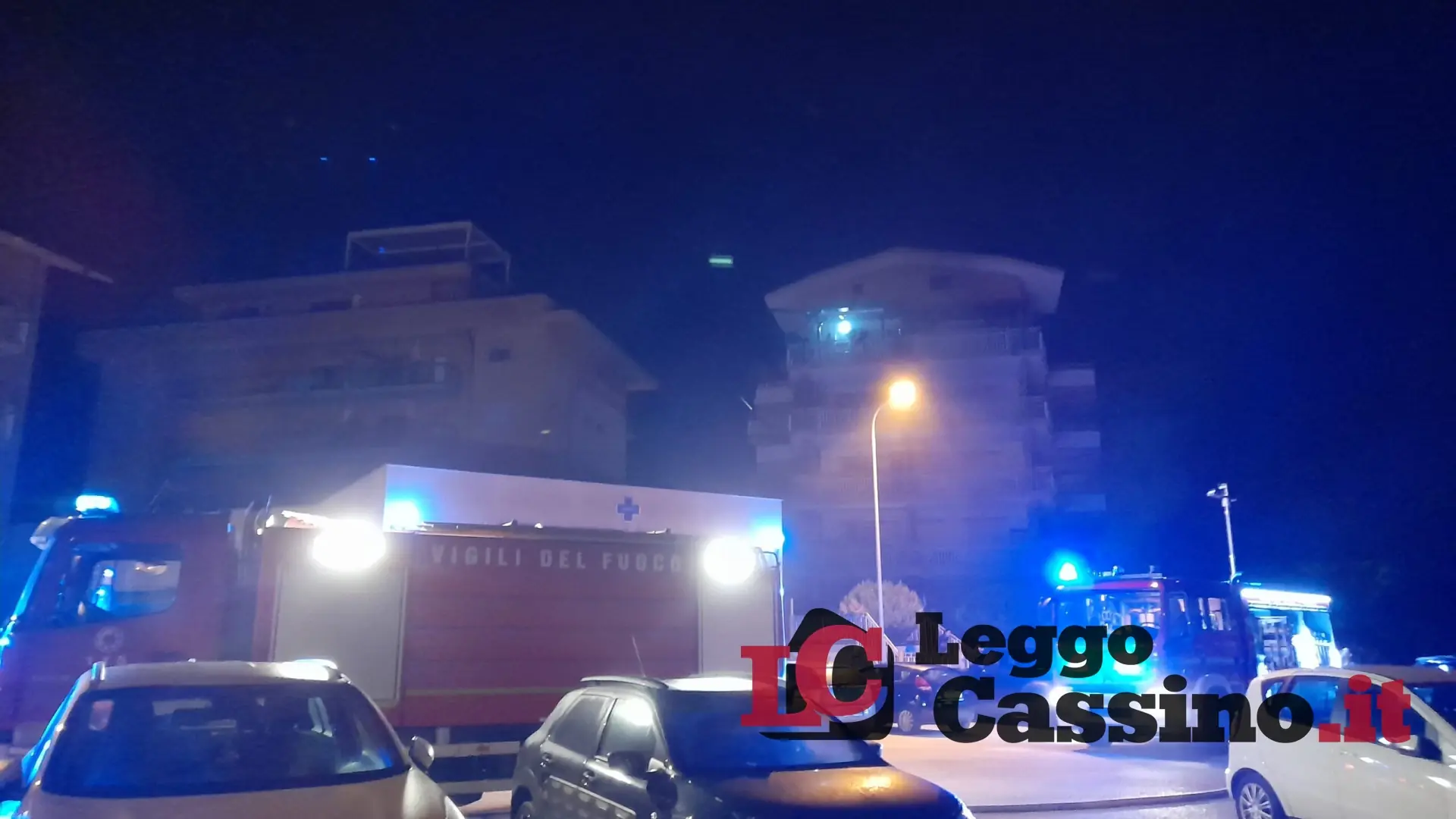 Divampa un incendio in un palazzo di Cassino. In un garage scoppia una moto