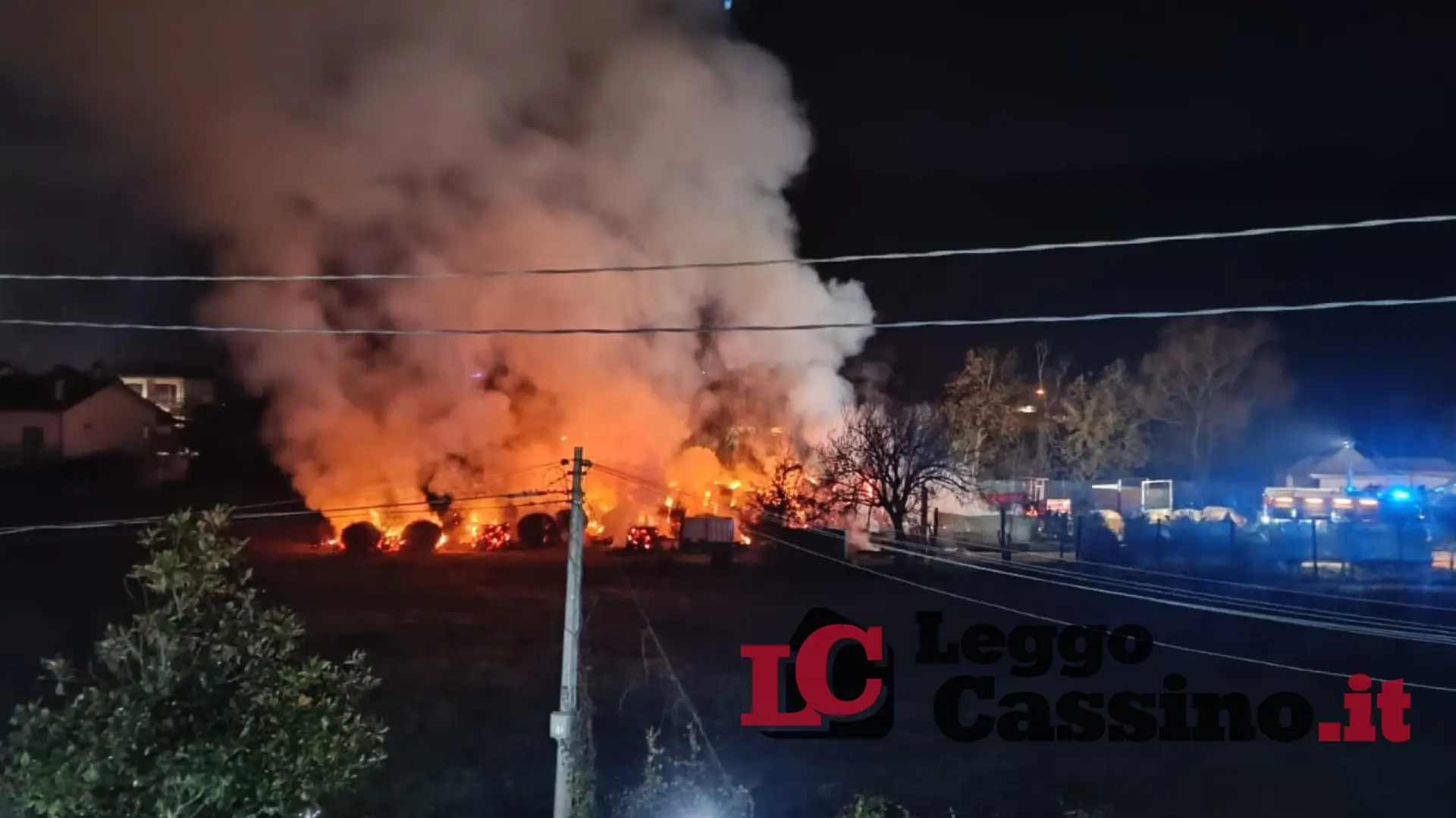 Balle di fieno a fuoco, abitazioni lambite dalle fiamme: paura a Cassino
