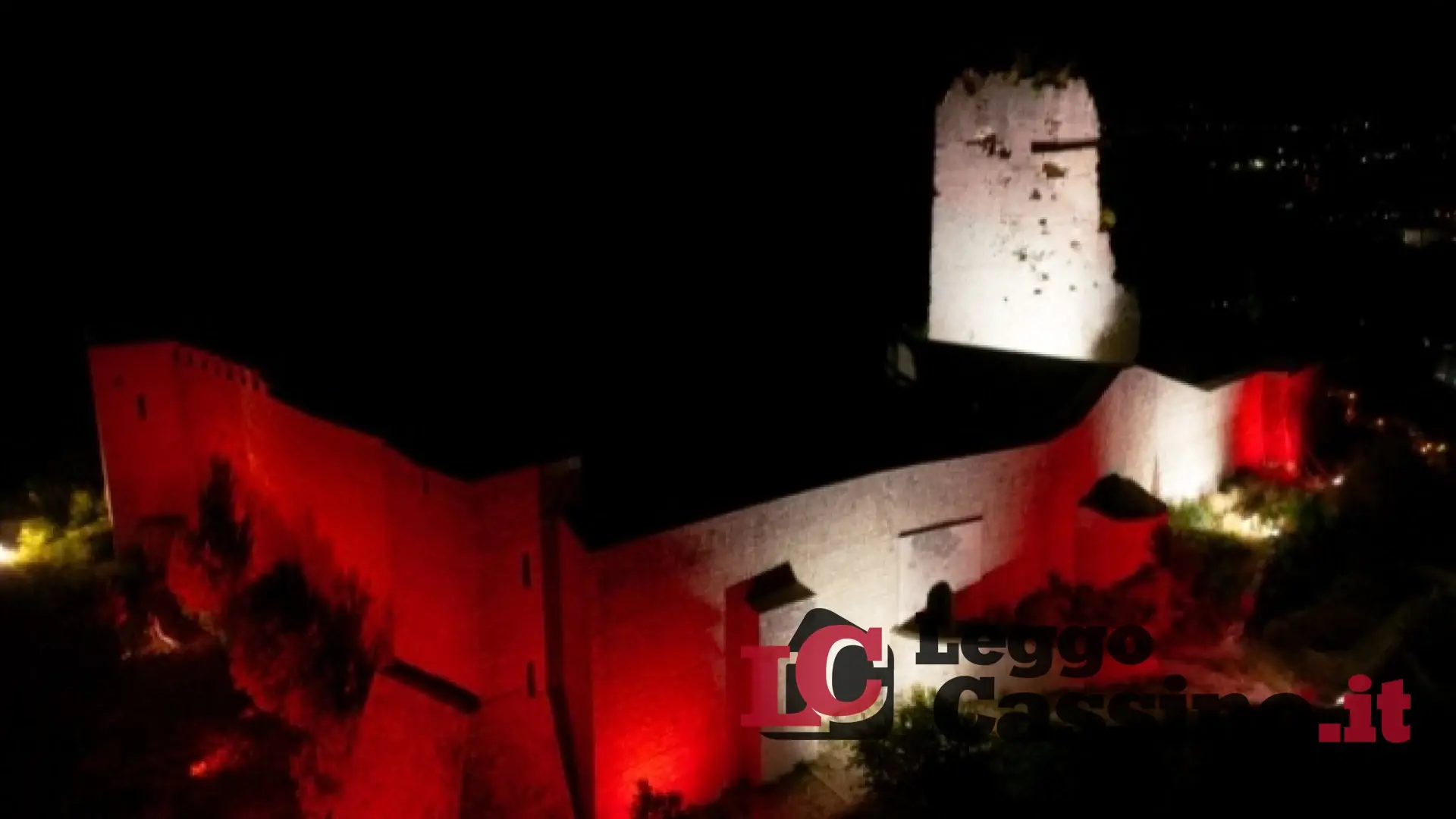 Rocca Janula illuminata di rosso e di bianco