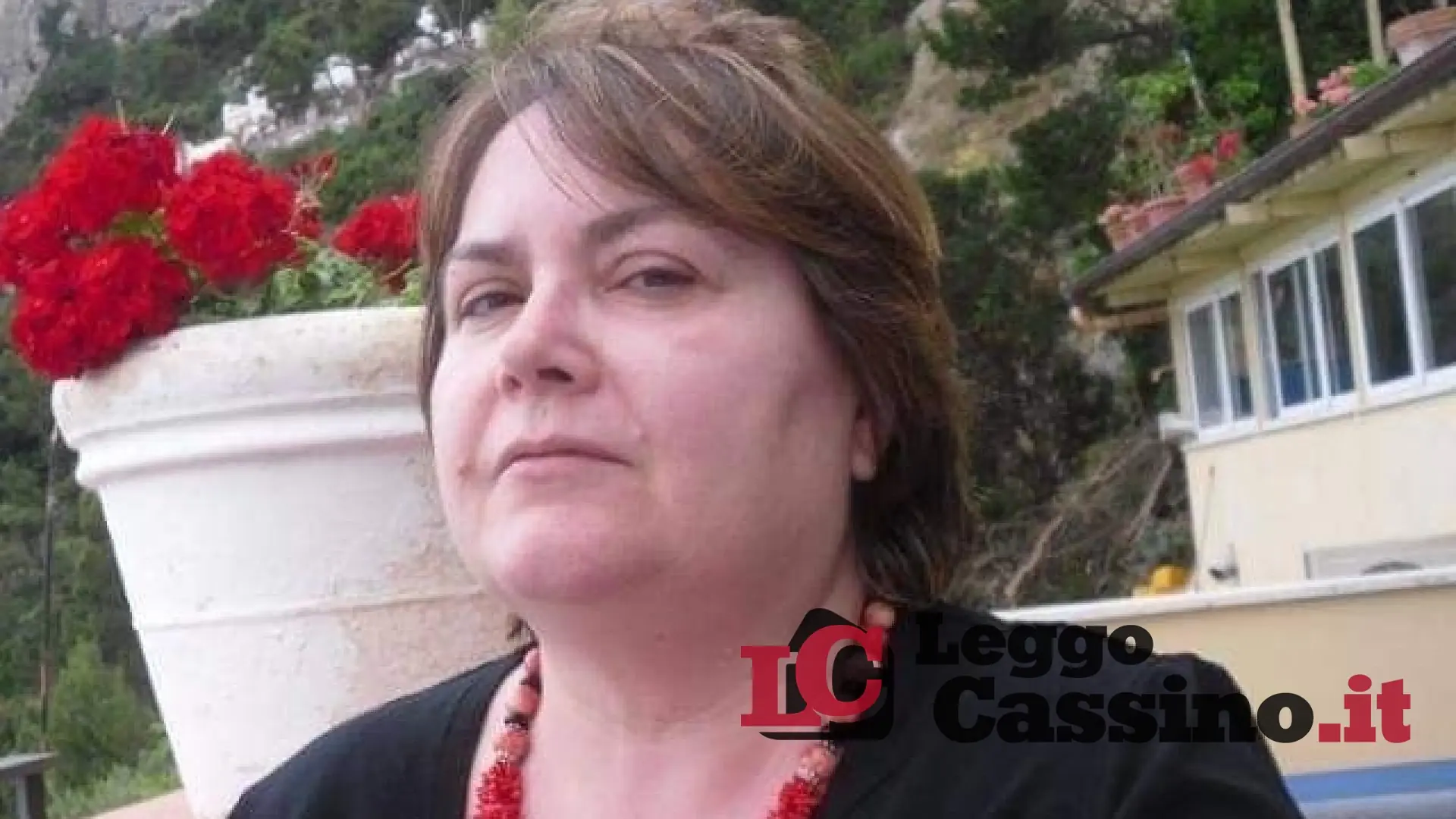 Muore in strada al centro di Cassino e i passanti si mettono a scattare le foto