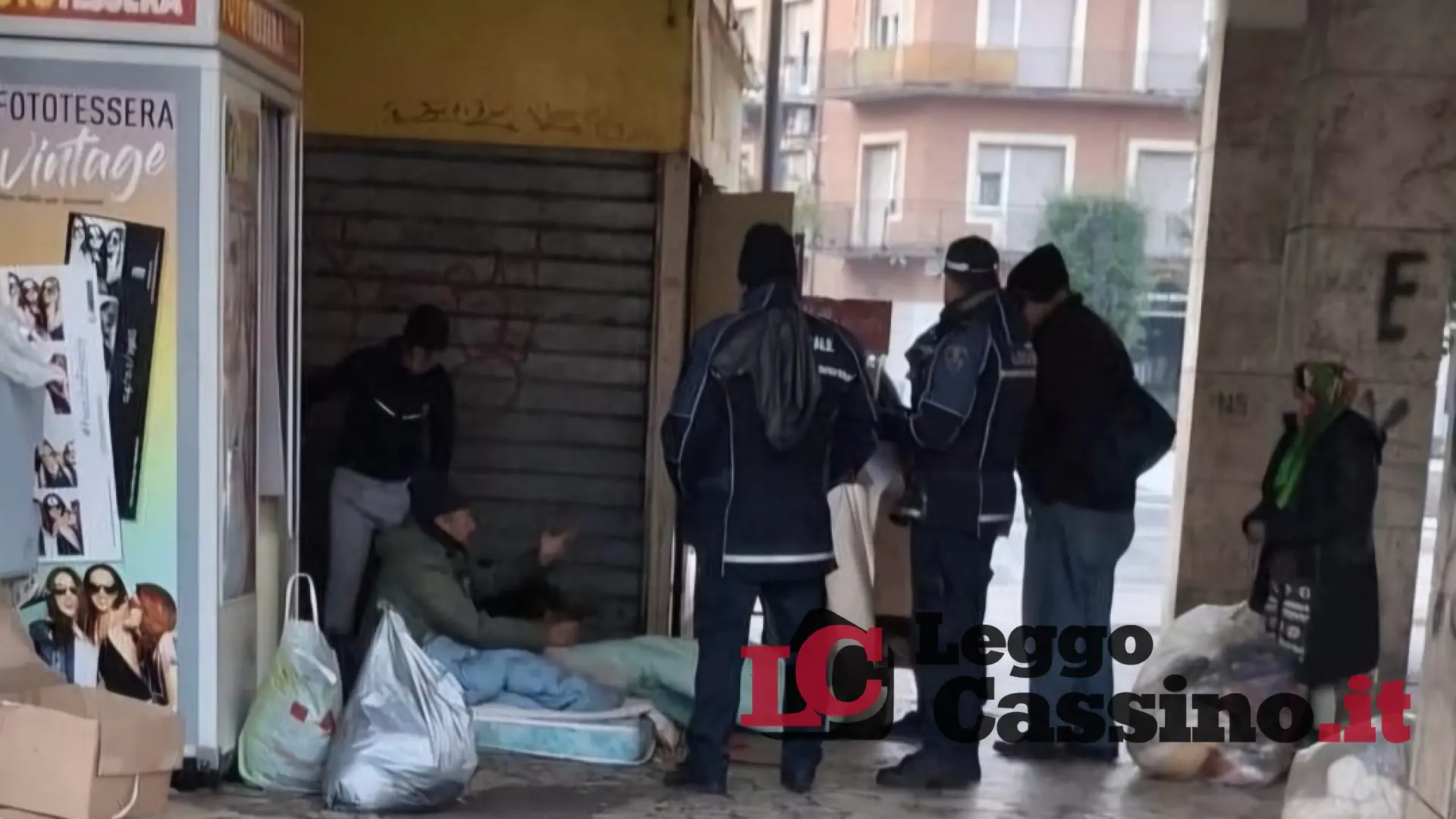 Operazione anti-bivacco a Cassino: portici liberati e clochard multati.