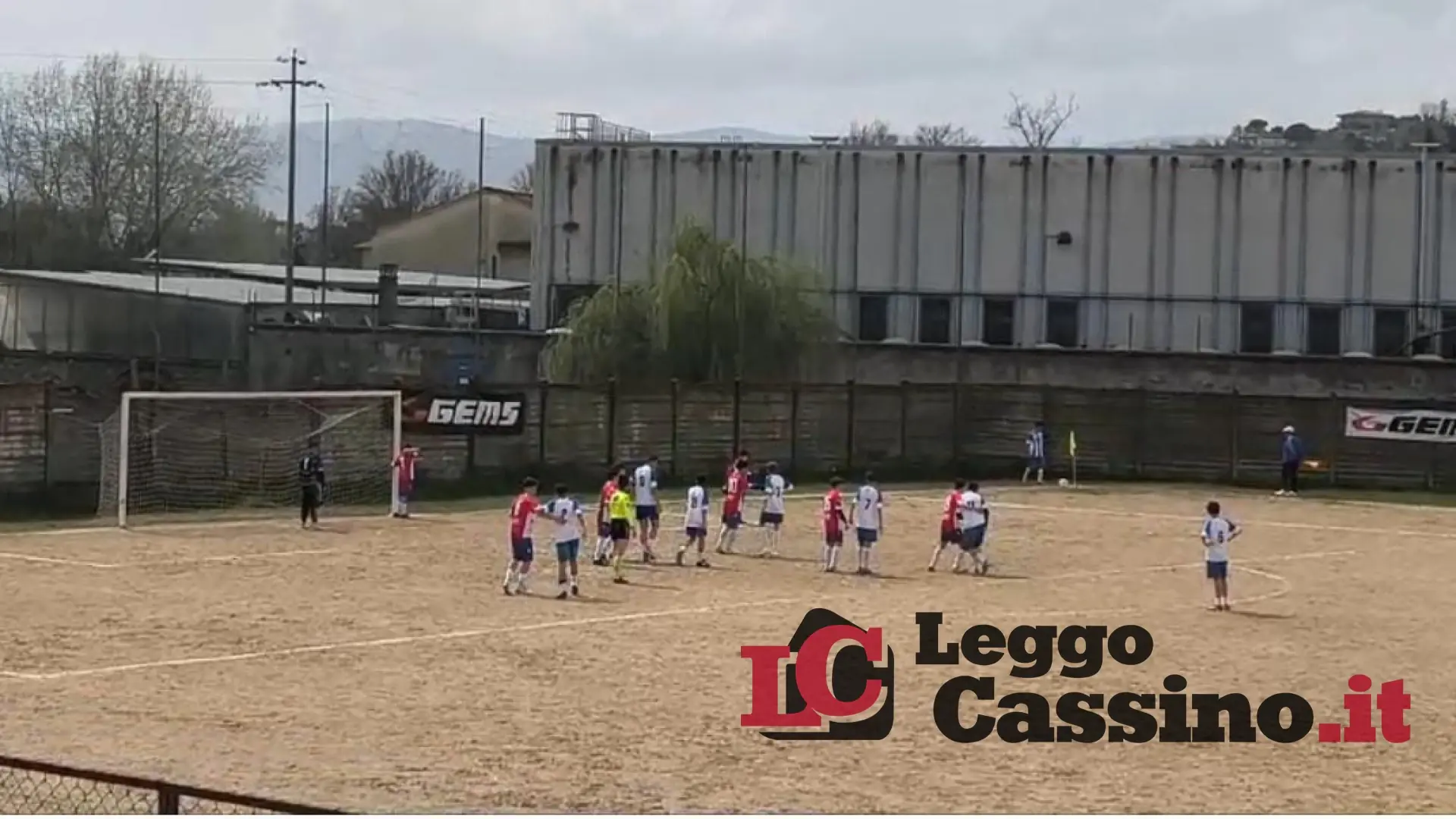 Follia nel calcio giovanile: dirigente aggredisce un giocatore 14enne