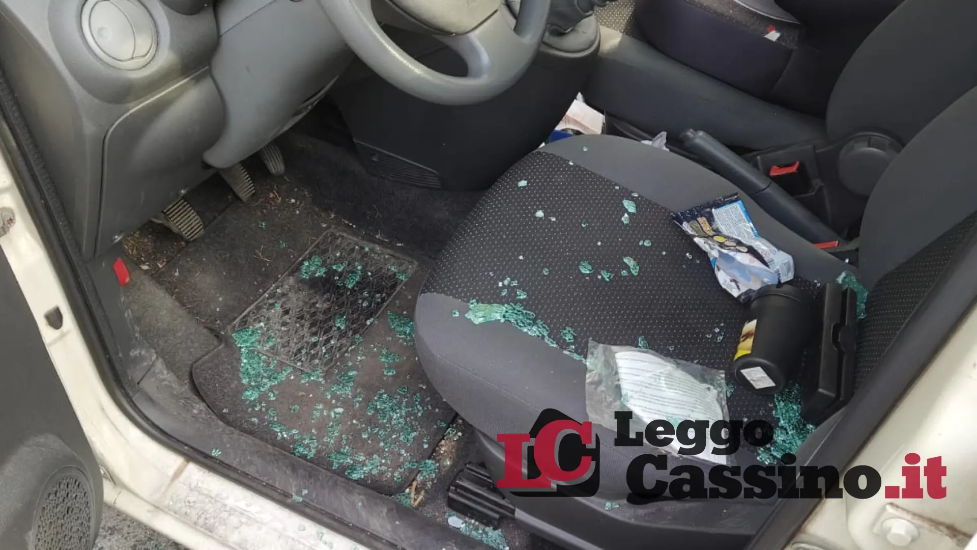 Vandalismo all'ospedale: ennesima auto danneggiata, sindacati in rivolta