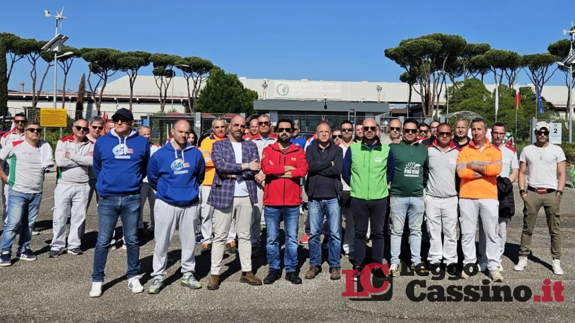 Come l'insegna sbiadita dell'Alfa Romeo, la crisi scolora il futuro dell'indotto Stellantis