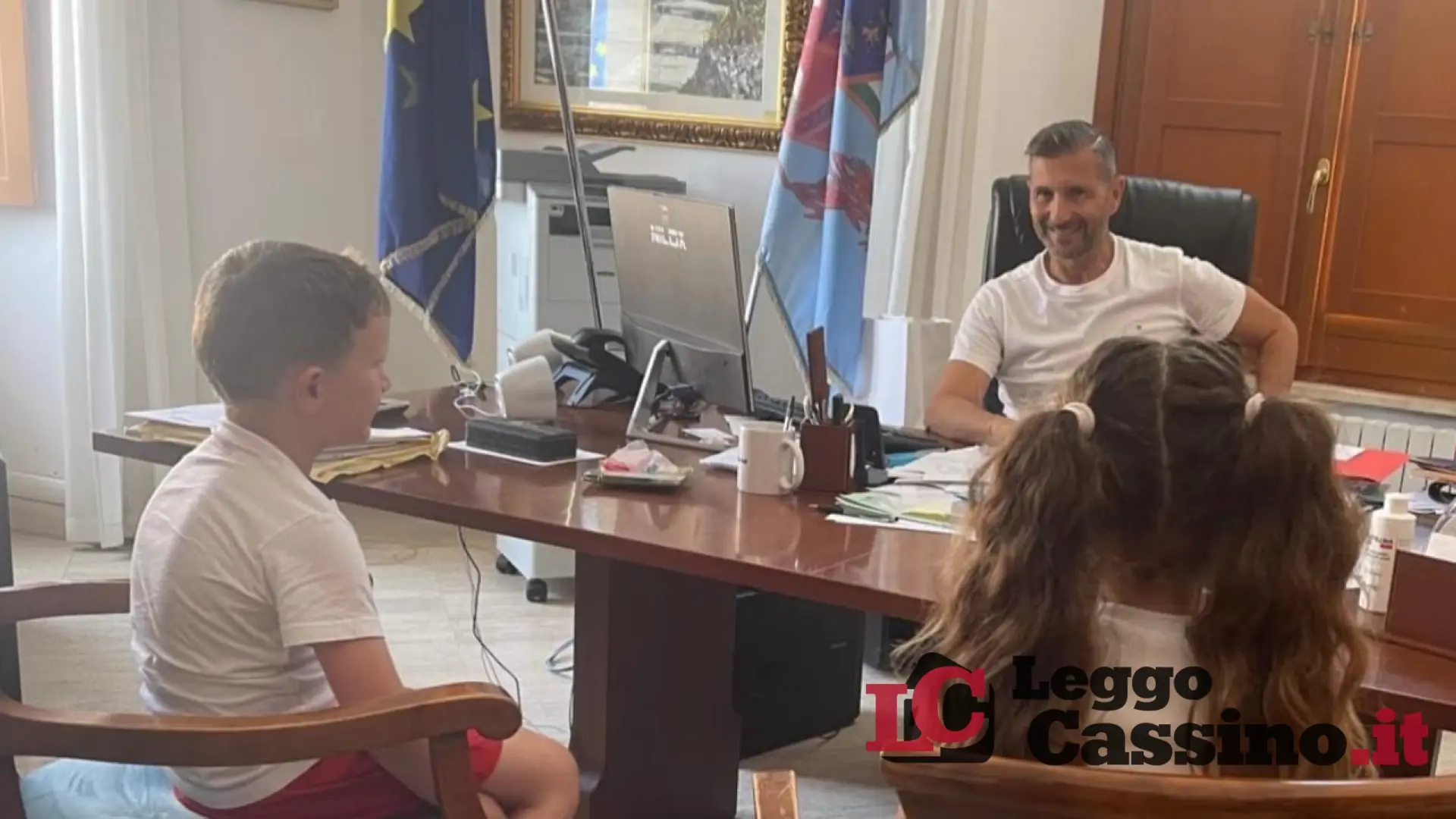 Vede un pneumatico nel fiume e chiede di incontrare il sindaco: la storia del piccolo Gabriel