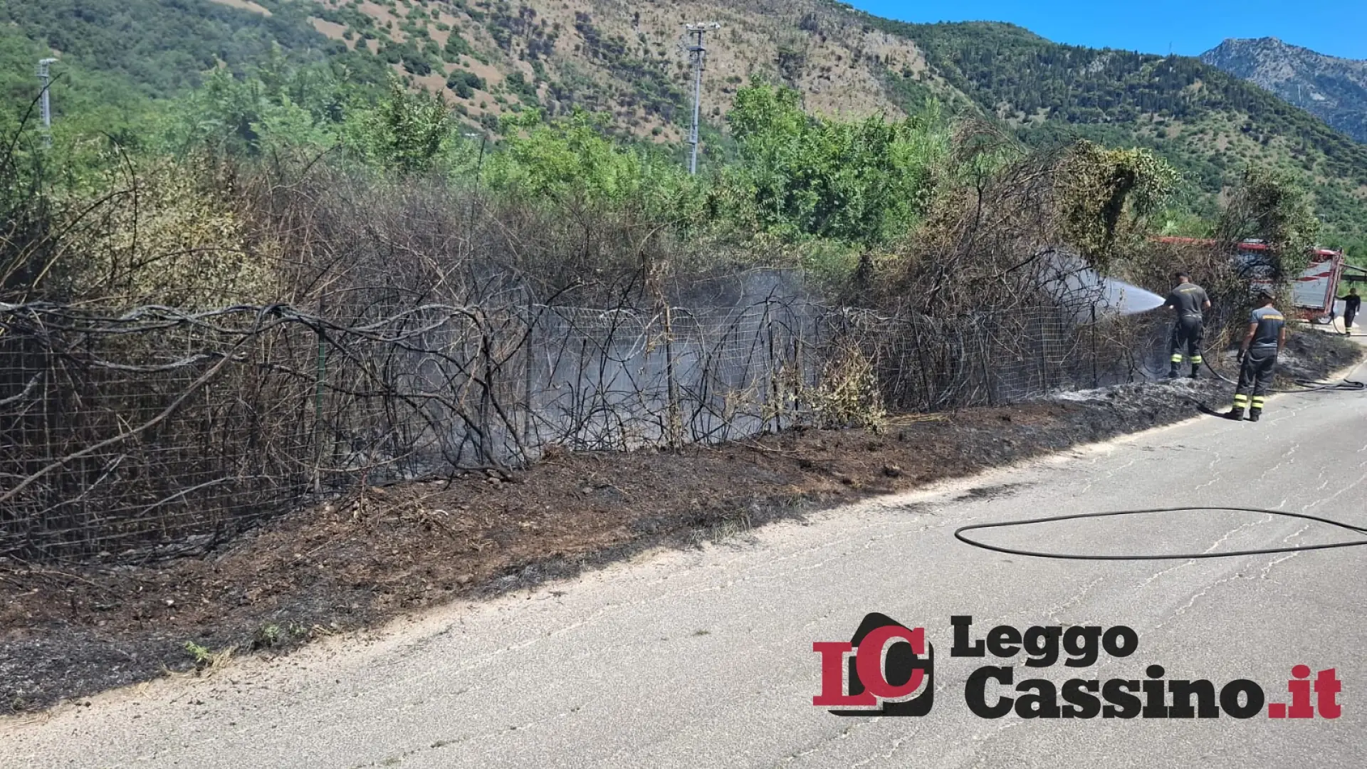 Cassino, fiamme a pochi metri dal campo sportivo di Caira