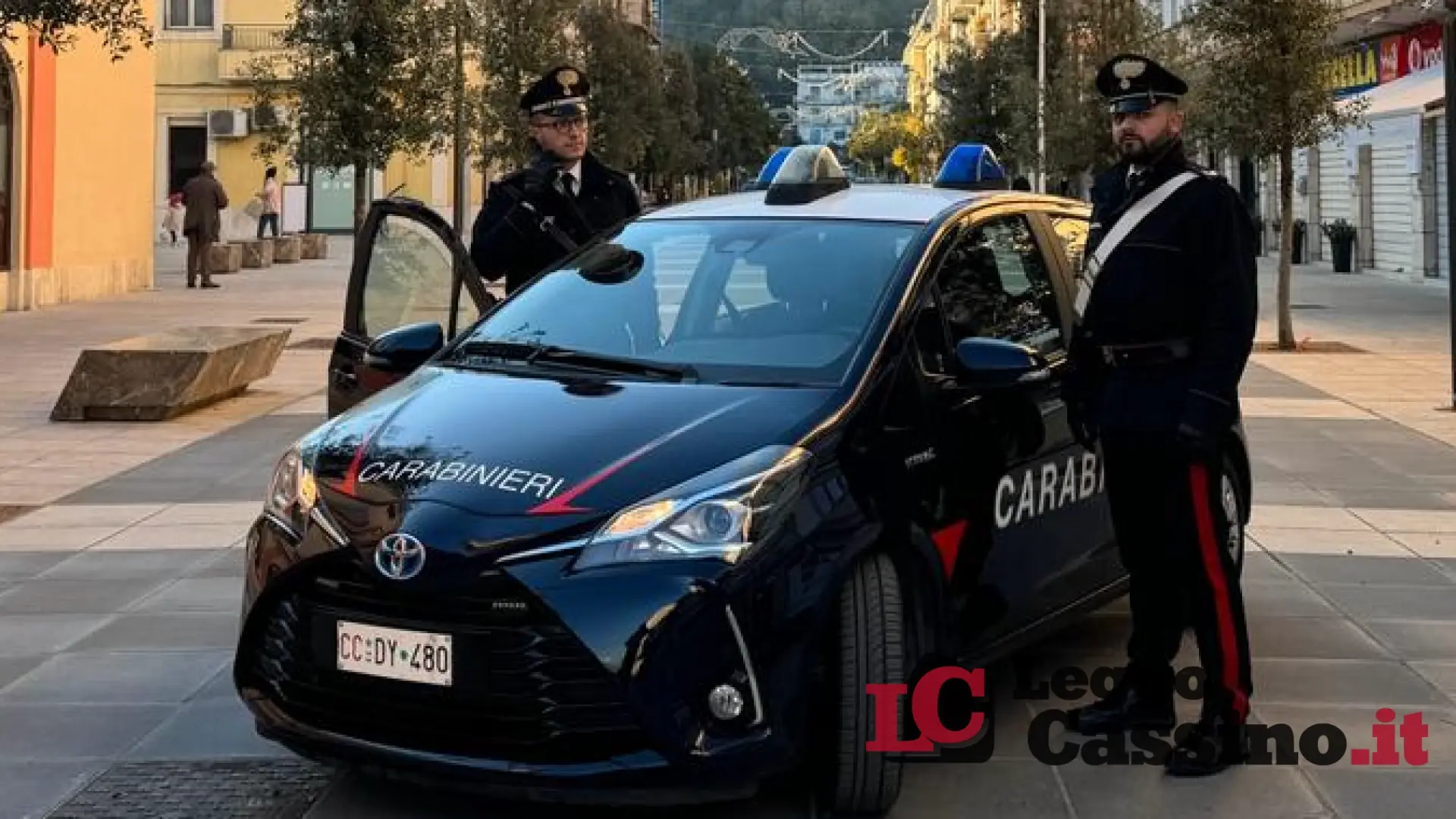 Cassino, operai lavorano in strada sotto il sole cocente: intervengono i carabinieri