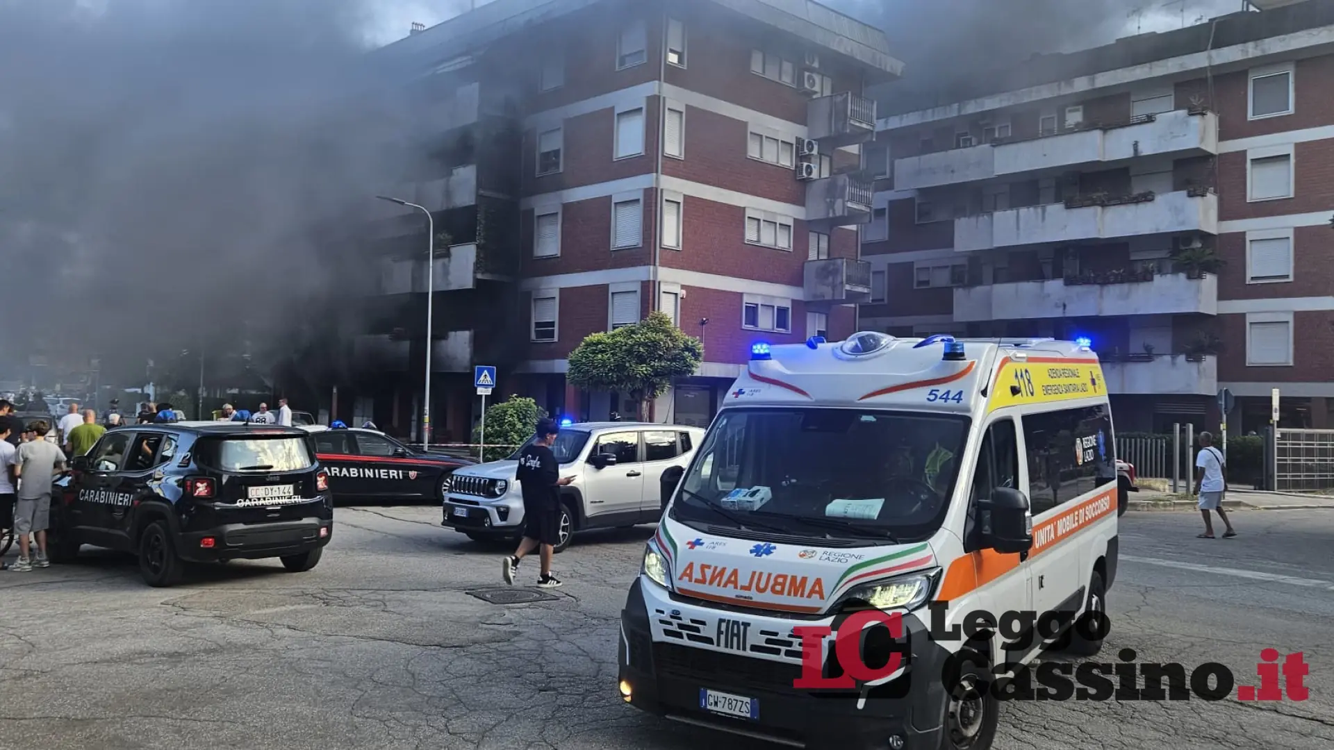 Inferno di fiamme in via Zamosch, ordinanza del sindaco: palazzo inagibile