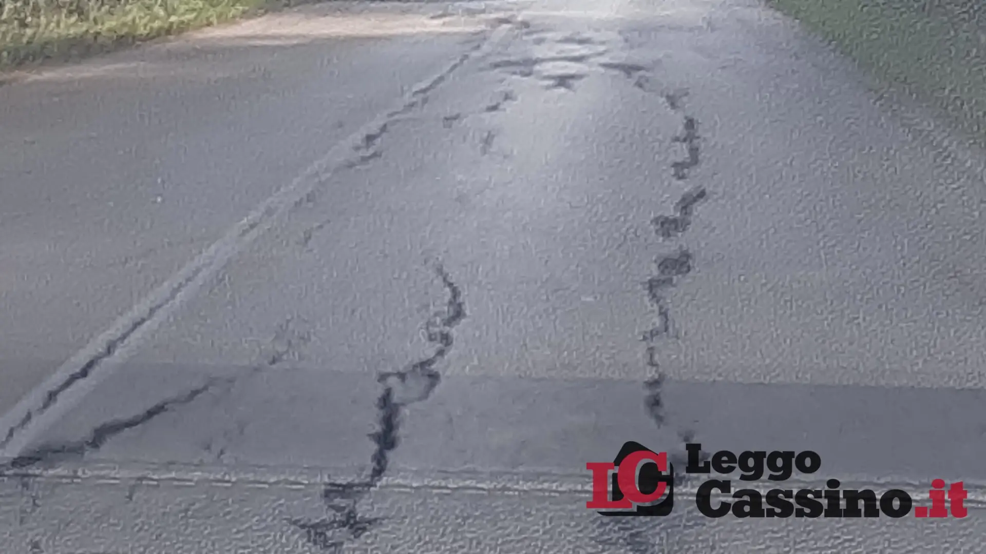 Via Sant'Angelo, strada dissestata: pericolo incidente per scuolabus e famiglie