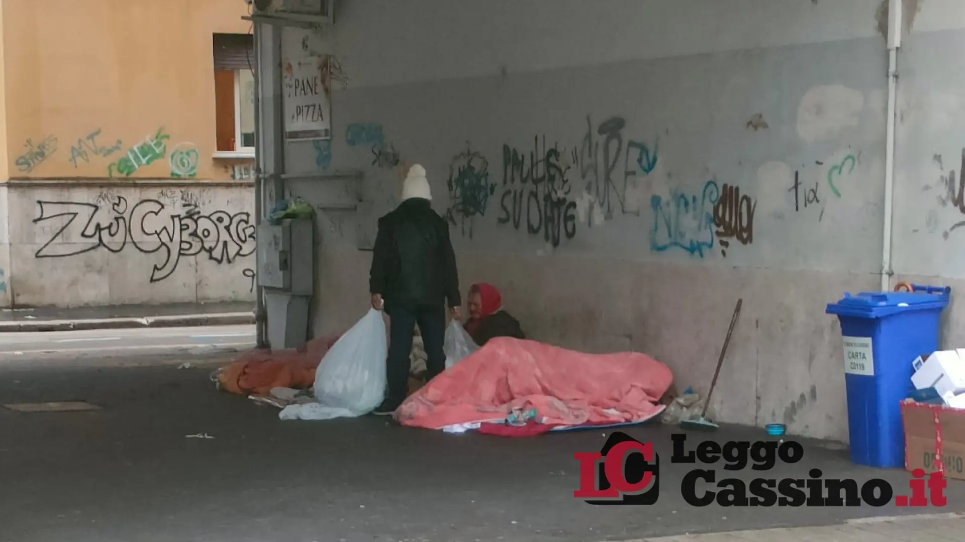 Cassino, tornano i senzatetto sotto i portici: è nuovo allarme degrado in Piazza Labriola