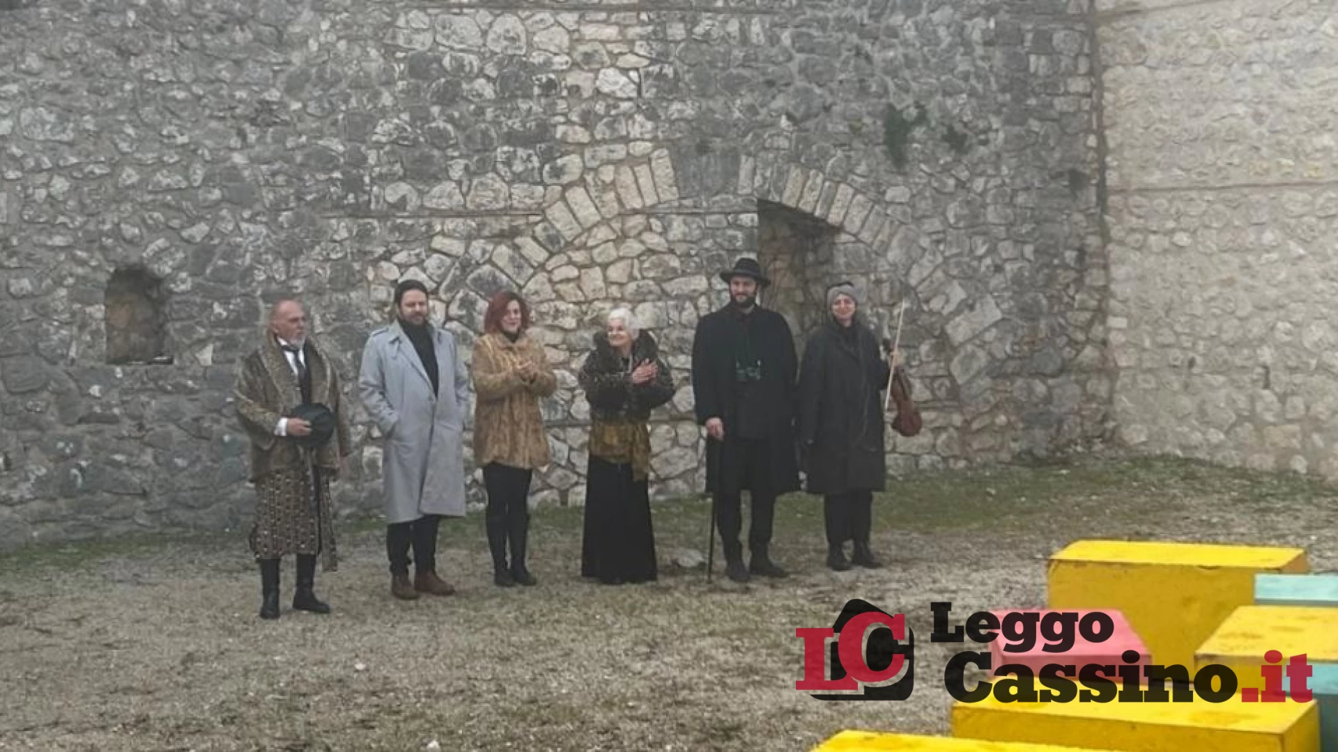 Le "Mosche" di Sartre incantano la Rocca Janula: teatro mobile e studenti del Varrone in un'esperienza immersiva