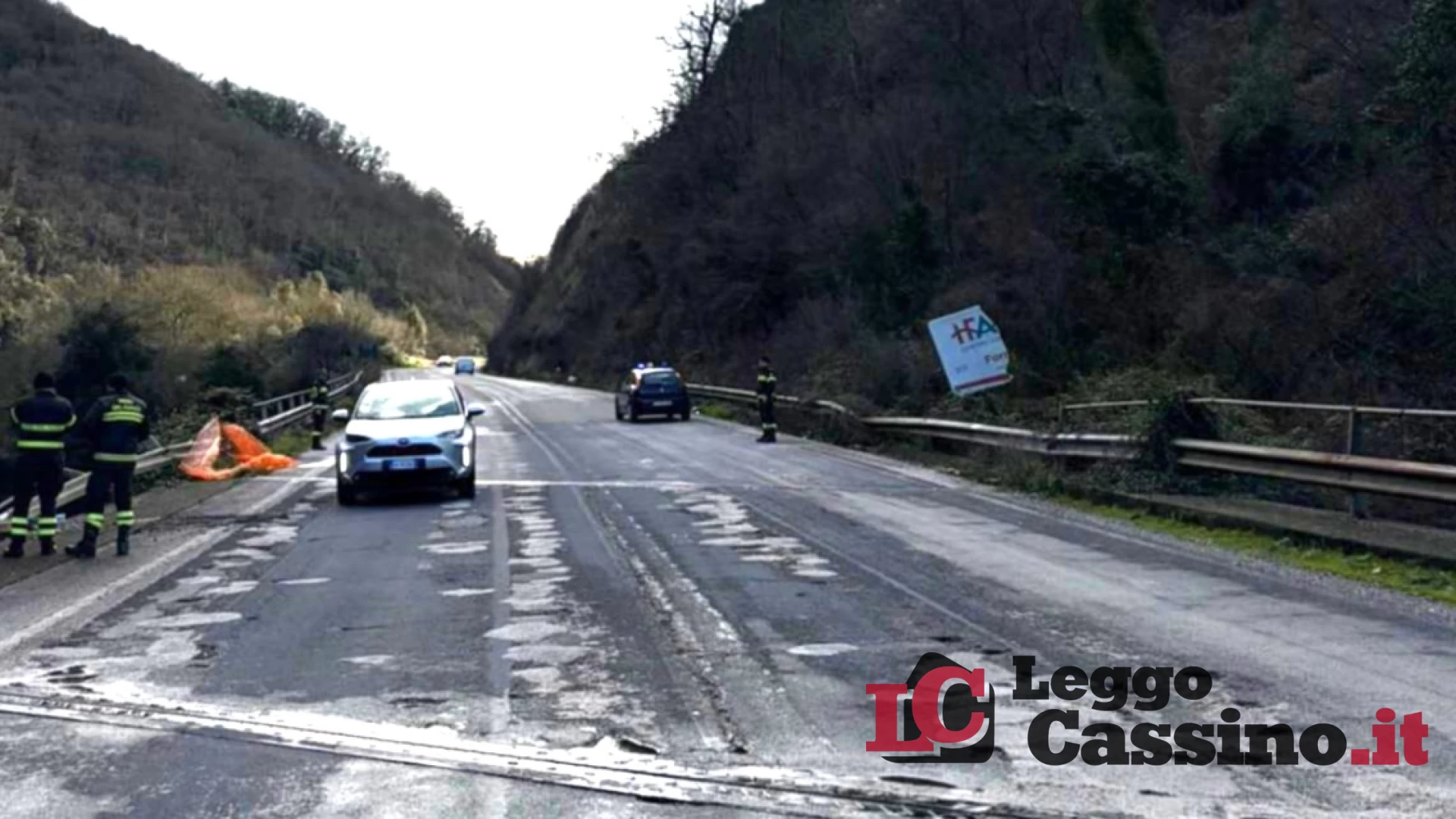 Emergenza sulla Cassino-Formia: superstrada chiusa dopo il crollo di un enorme masso