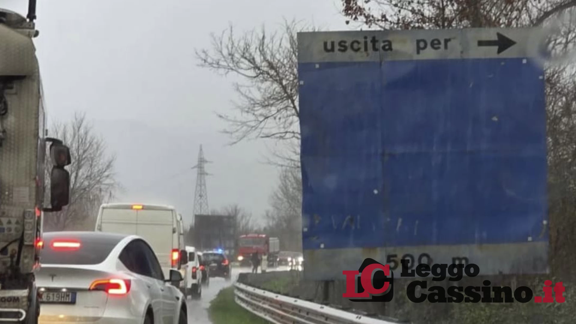 Sant’Elia Fiumerapido, pauroso incidente all’ingresso del paese: auto si ribalta, traffico paralizzato