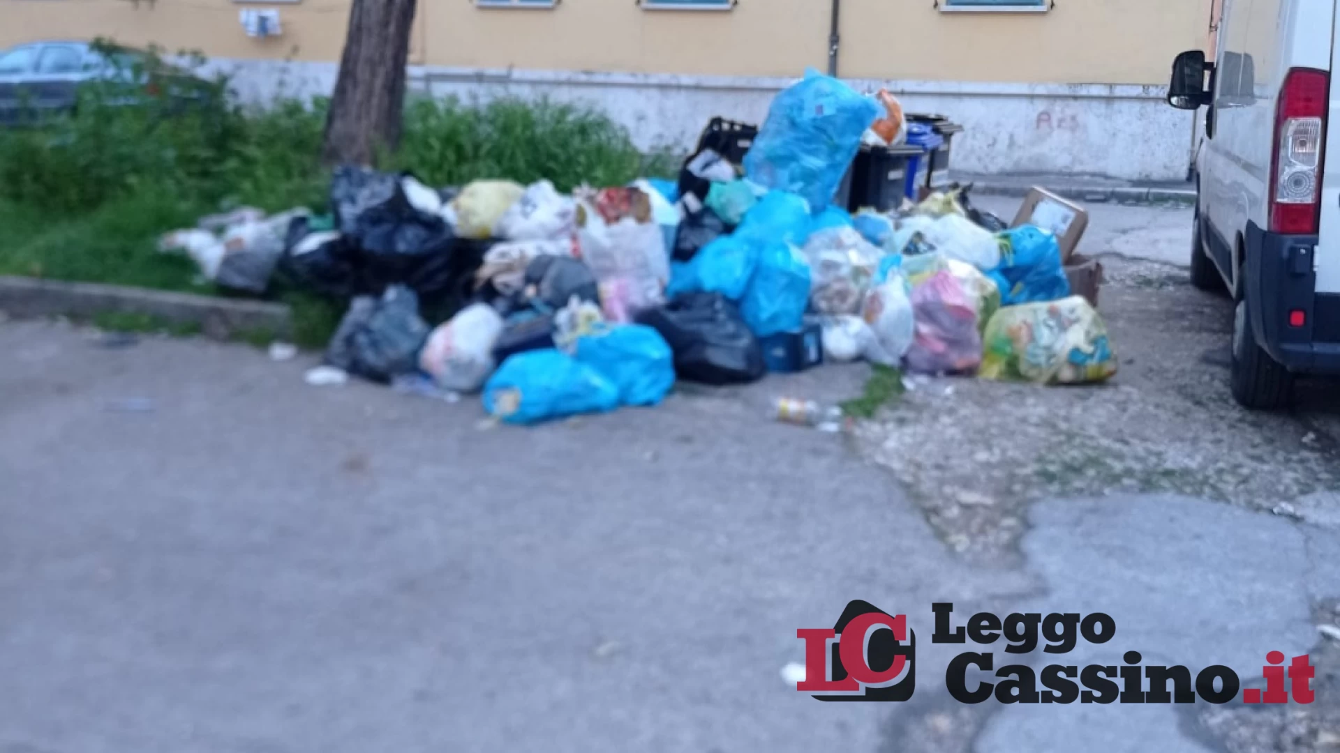 Cassino, la sporcizia è troppa: strade e marciapiedi invasi dai rifiuti