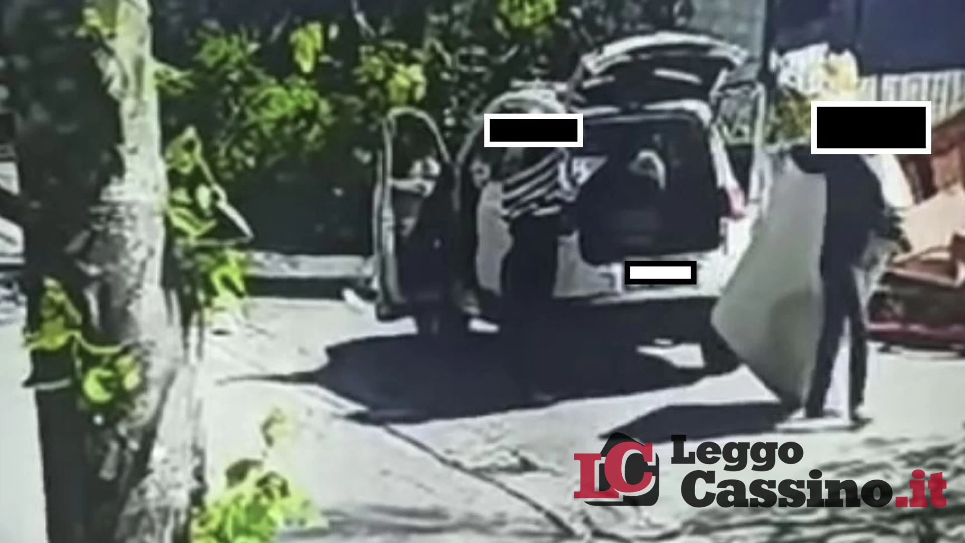 Cassino, abbandonano un materasso in pieno giorno: incastrati dalle telecamere nascoste