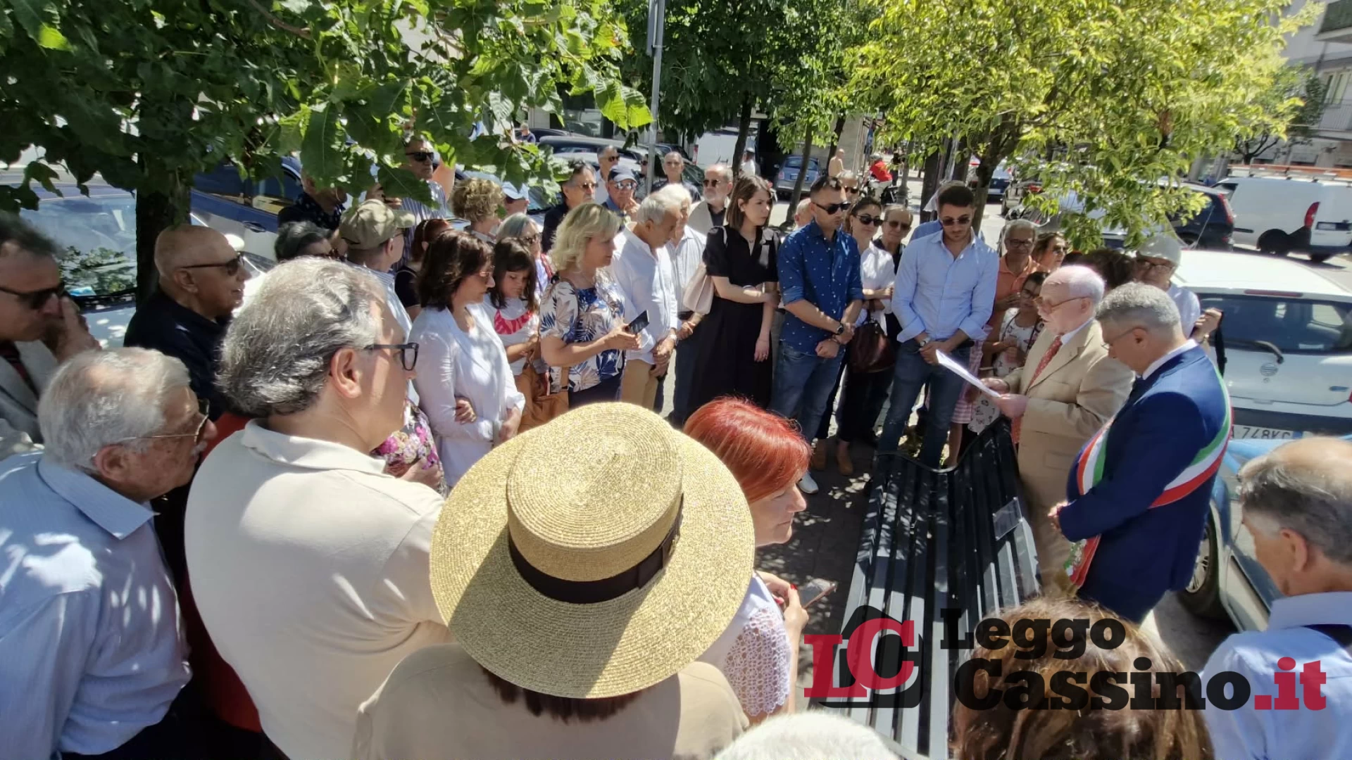 «Mo arriv’! Asset’t…»: a Cassino la cultura scende in piazza sulla panchina di Grossi e Pellecchia