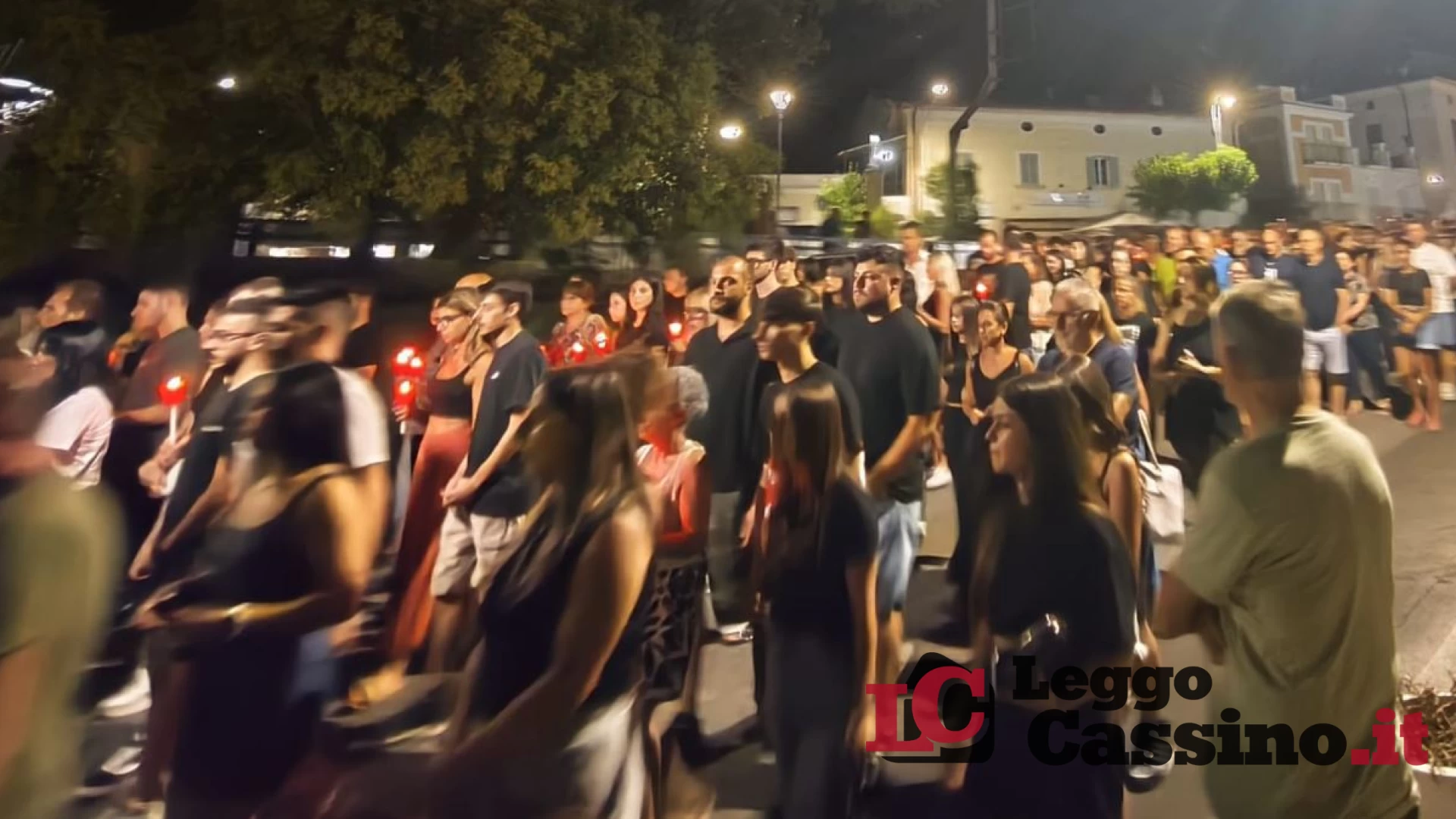 Una fiaccolata fino a casa di Luca: Sant’Elia si stringe alla famiglia del 22enne