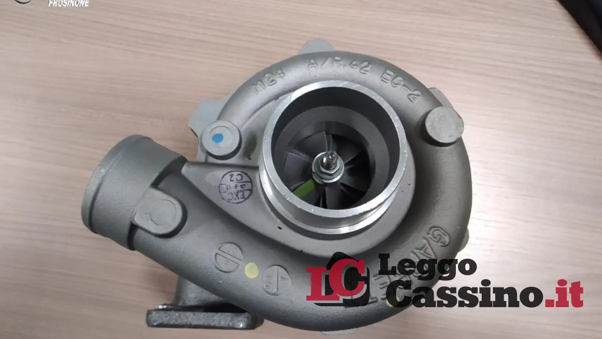 Ruba i pezzi dall'azienda, li mette in vendita su internet e viene scoperto: magazziniere nei guai