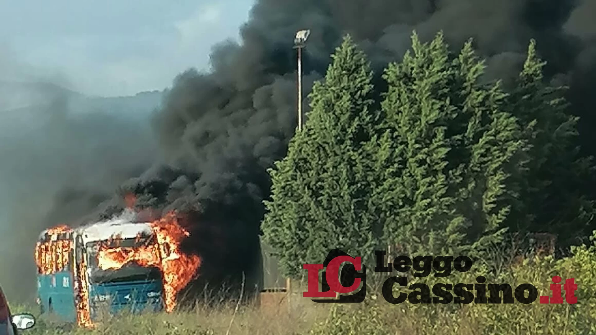 Un bus Cotral prende fuoco, tragedia sfiorata