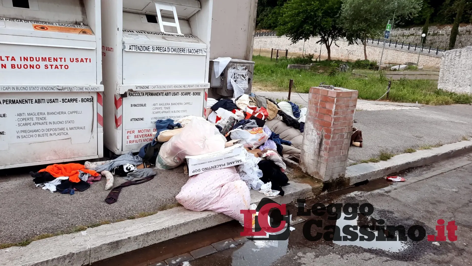 Cassino, via i cassonetti degli abiti usati. Per colpa degli incivili