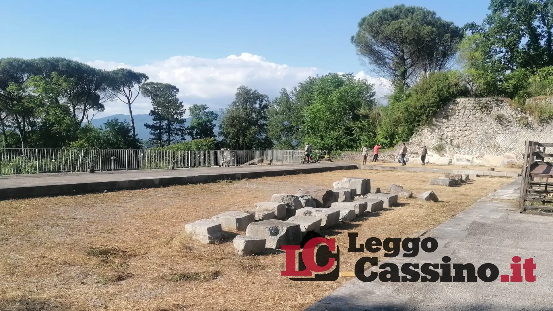 I percettori del reddito di cittadinanza puliscono il teatro romano
