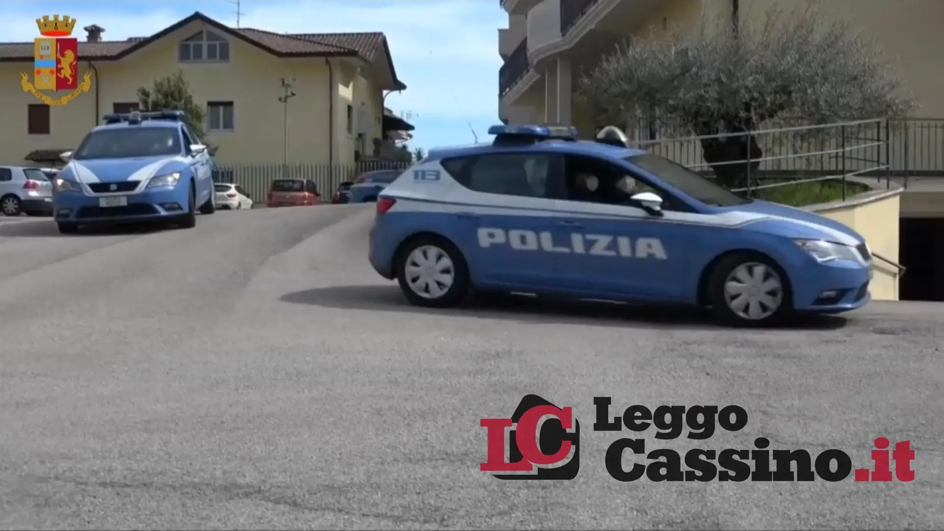 Due persone sorprese mentre tentavano di forzare la porta di un bar: arrestate