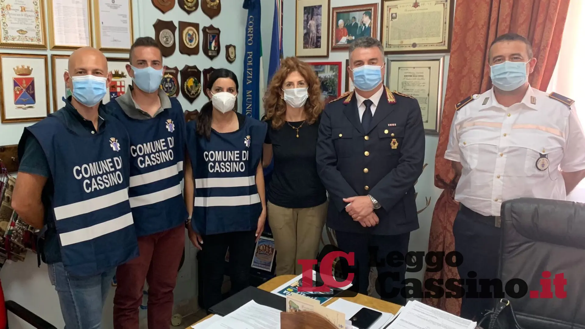 Parcheggia sul posto riservato agli scuolabus. La multa dei vigili scatena la polemica