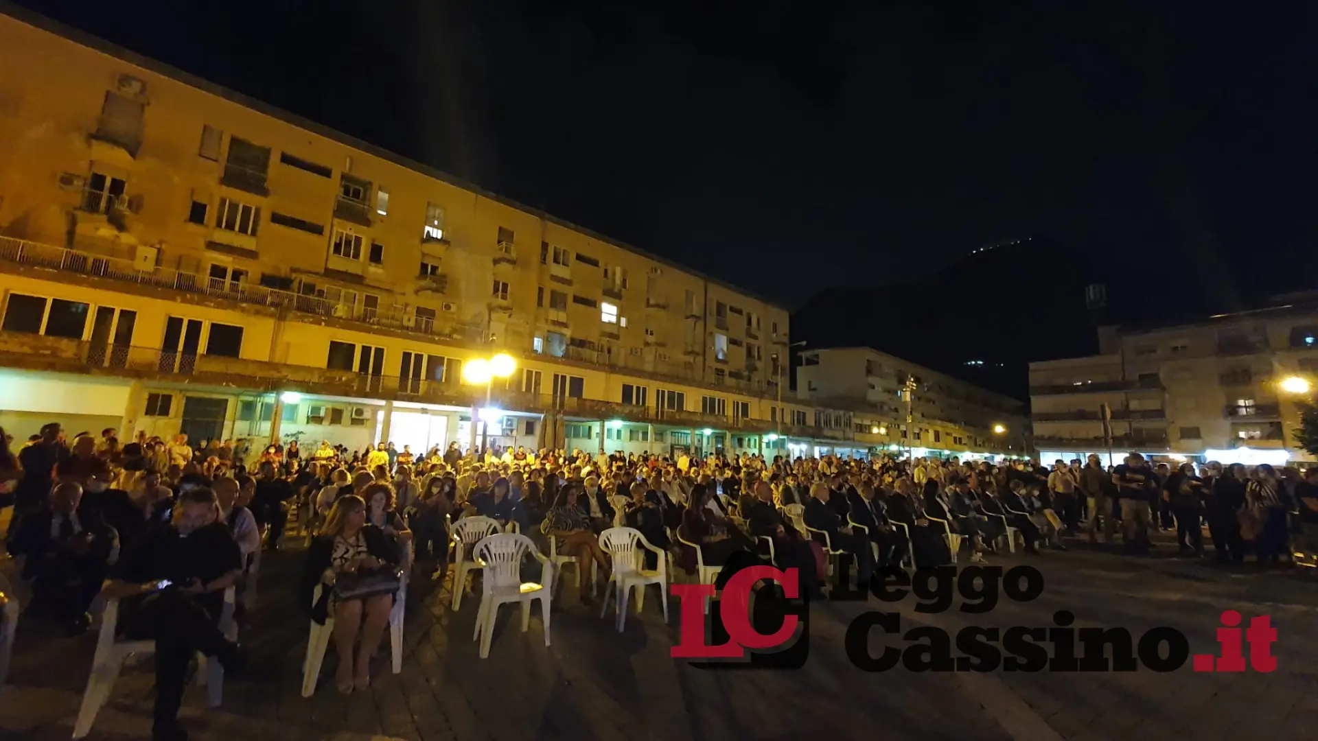 La piazza che verrà, la cerimonia delle grandi occasioni e quelle sedie rimaste vuote