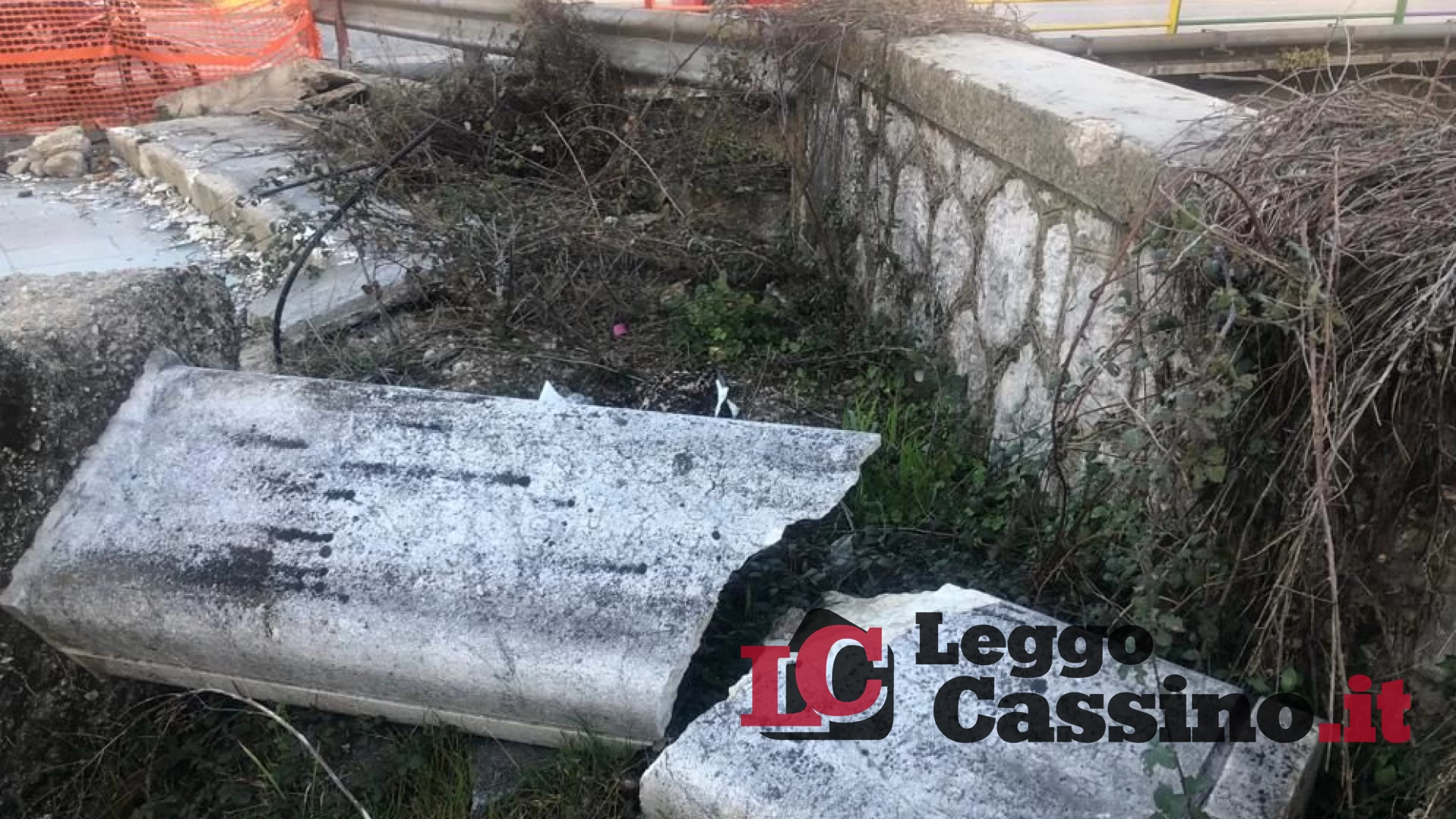 Cassino, la "stele della bonifica" spezzata e gettata nei rifiuti