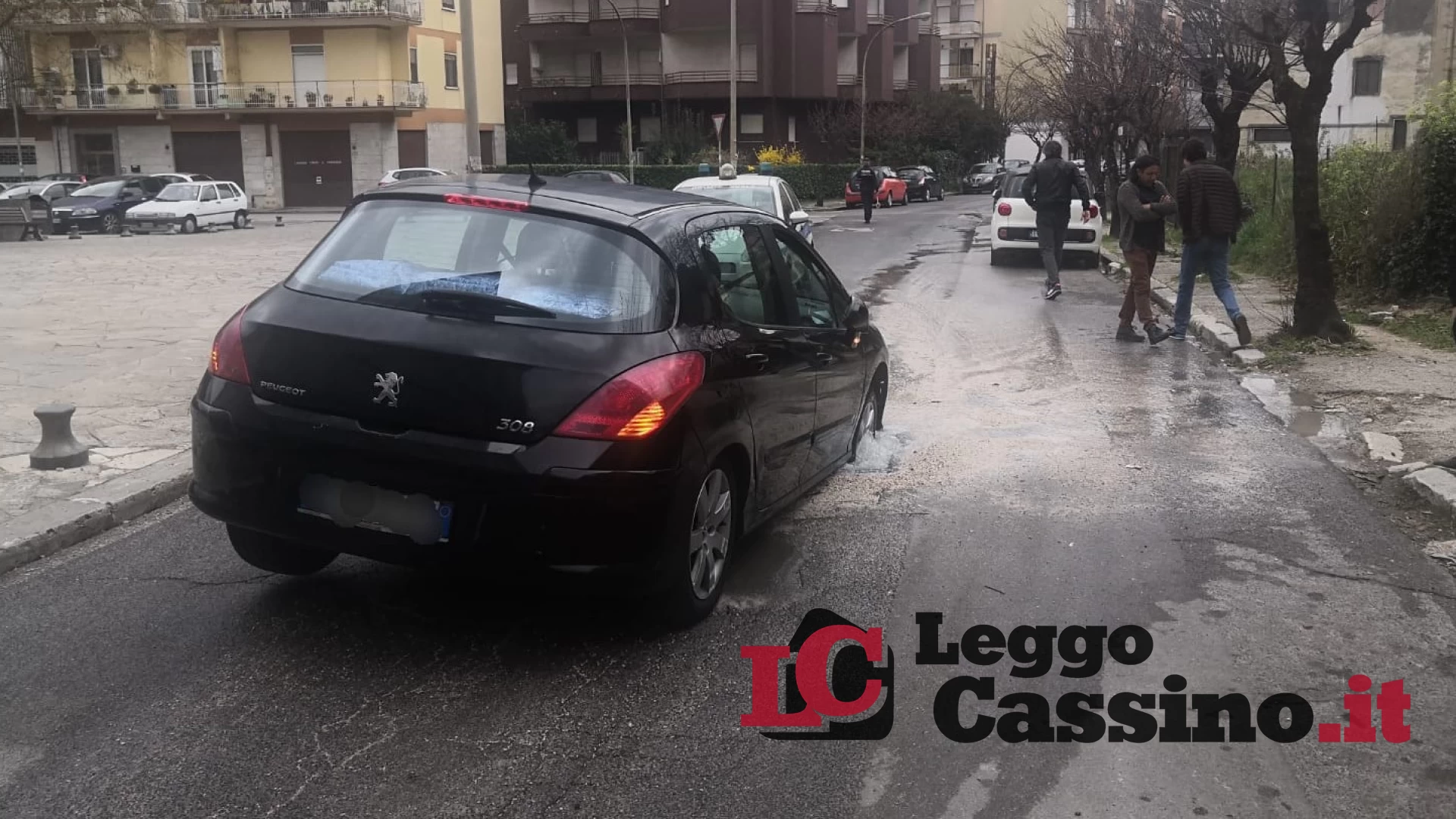 Voragine nell'asfalto, auto finisce intrappolata