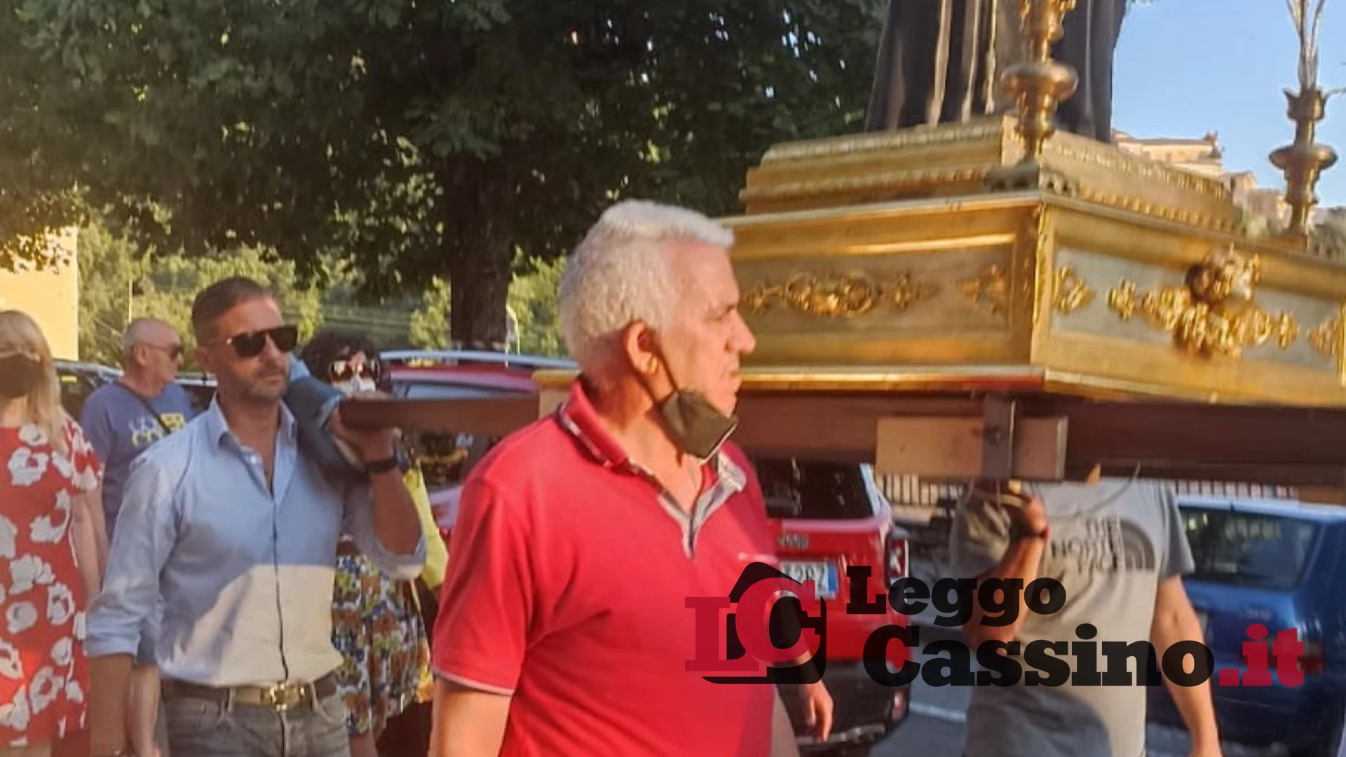 Il sindaco Sacco porta a spalla la statua di Sant'Antonio durante la processione
