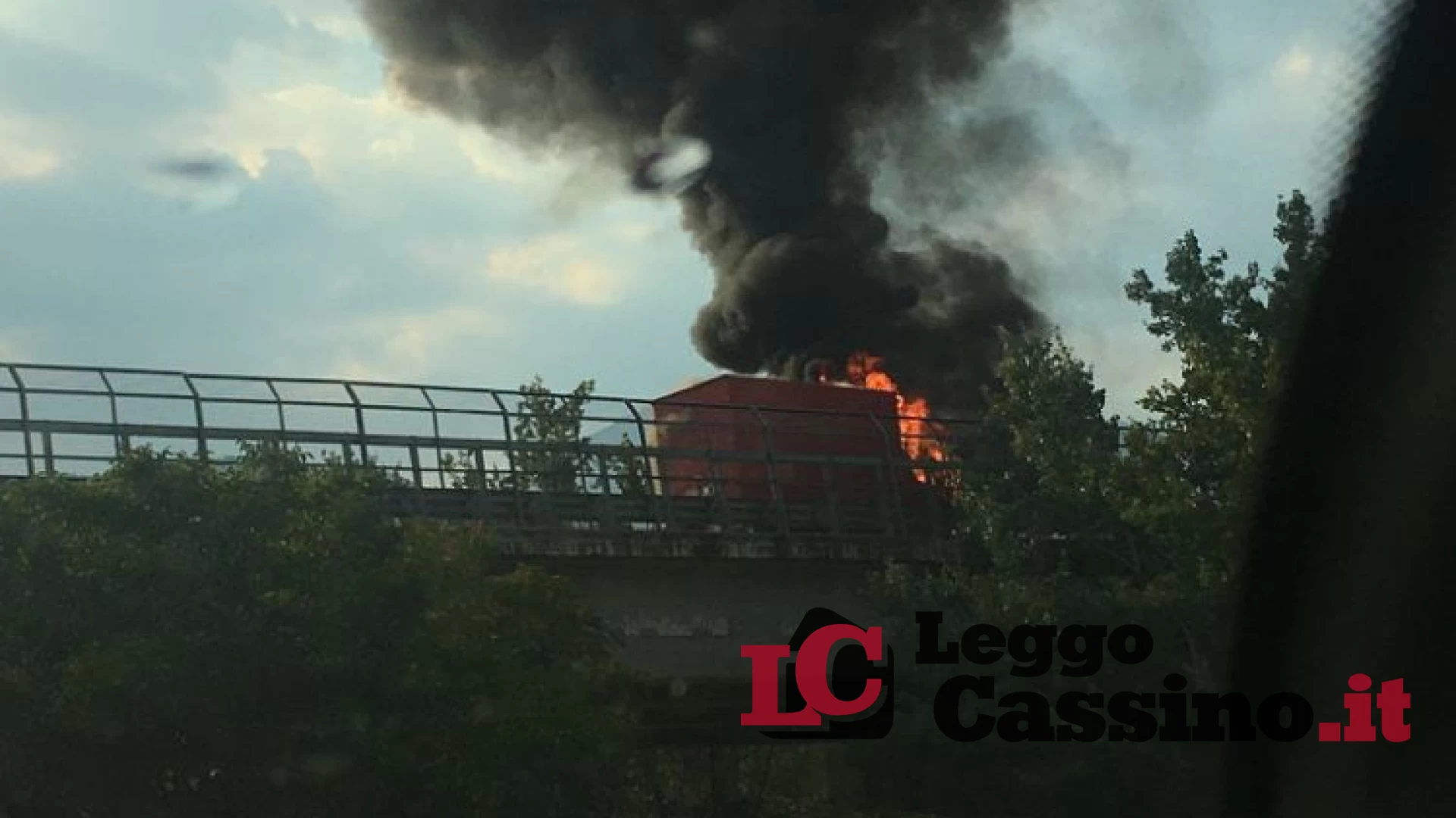 Tir prende fuoco sulla Superstrada: paura a Cassino