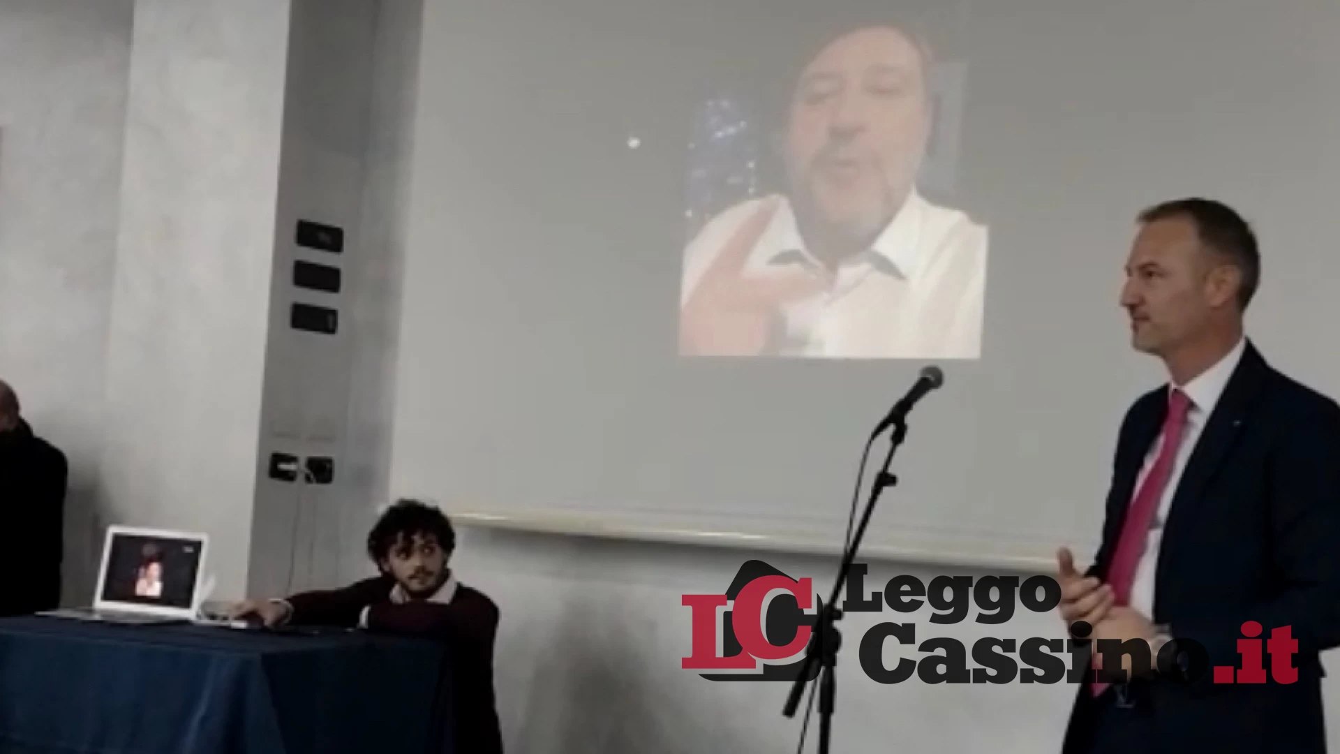 Sala gremita con Ciacciarelli per gli auguri di Natale