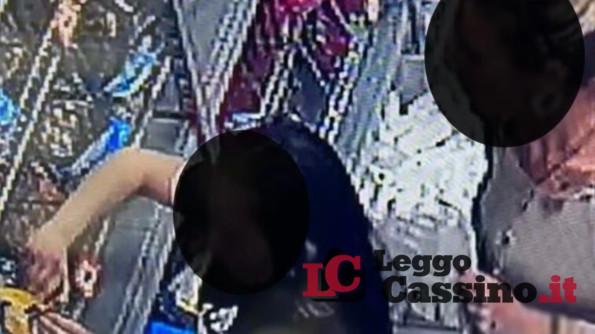 Ladri di confetti e dei soldi della lotteria incastrati dalle telecamere