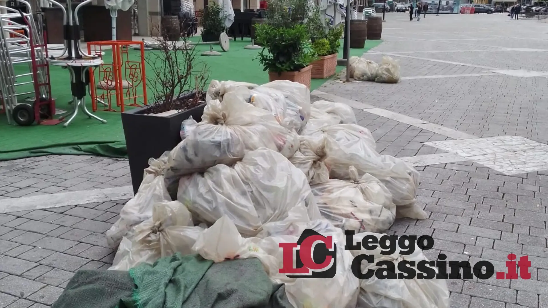Cassino, spazzatura in "salotto". Alla faccia dell'isola ecologica