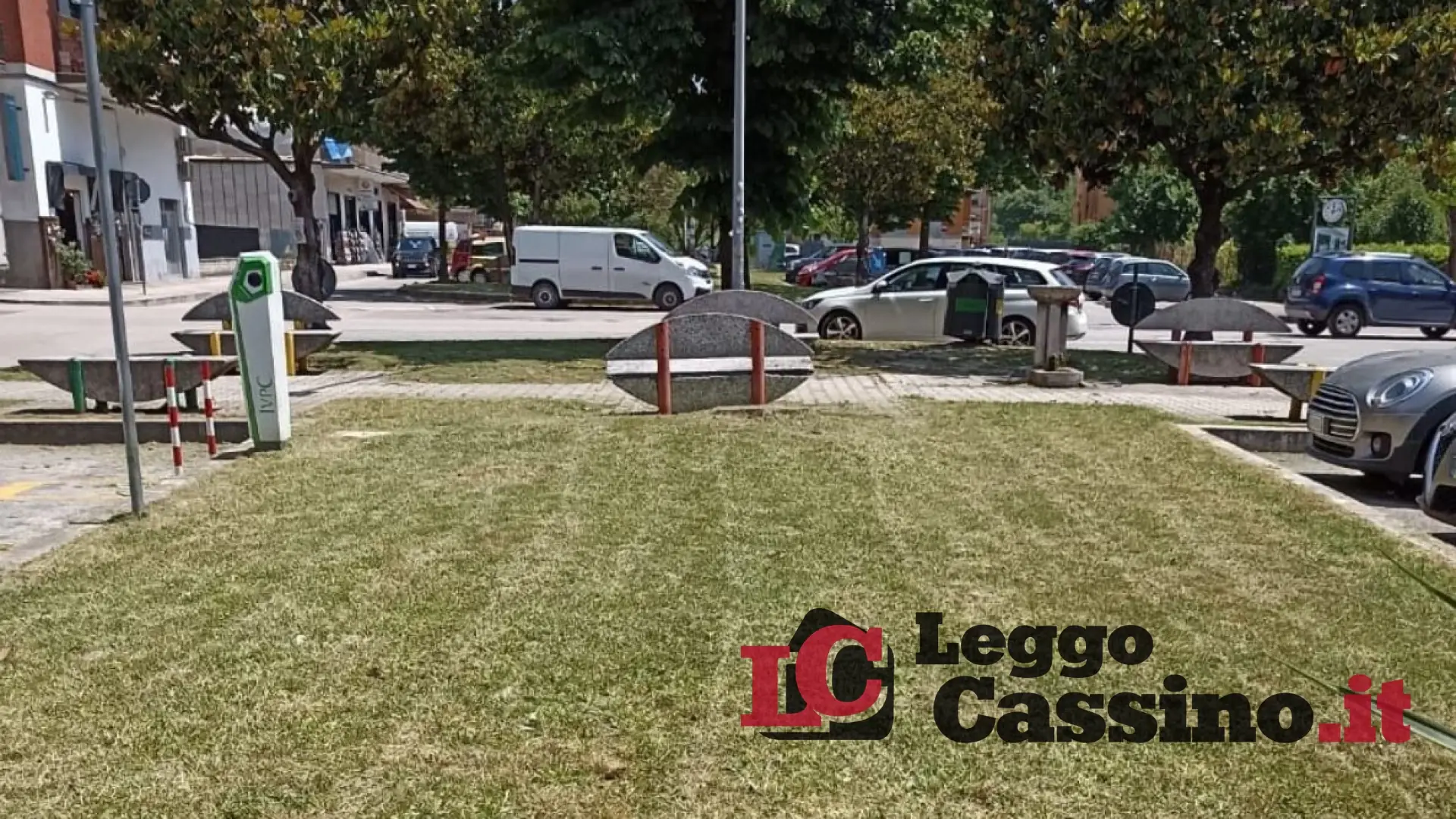 Cassino, in piazza Restagno le panchine tornano finalmente fruibili