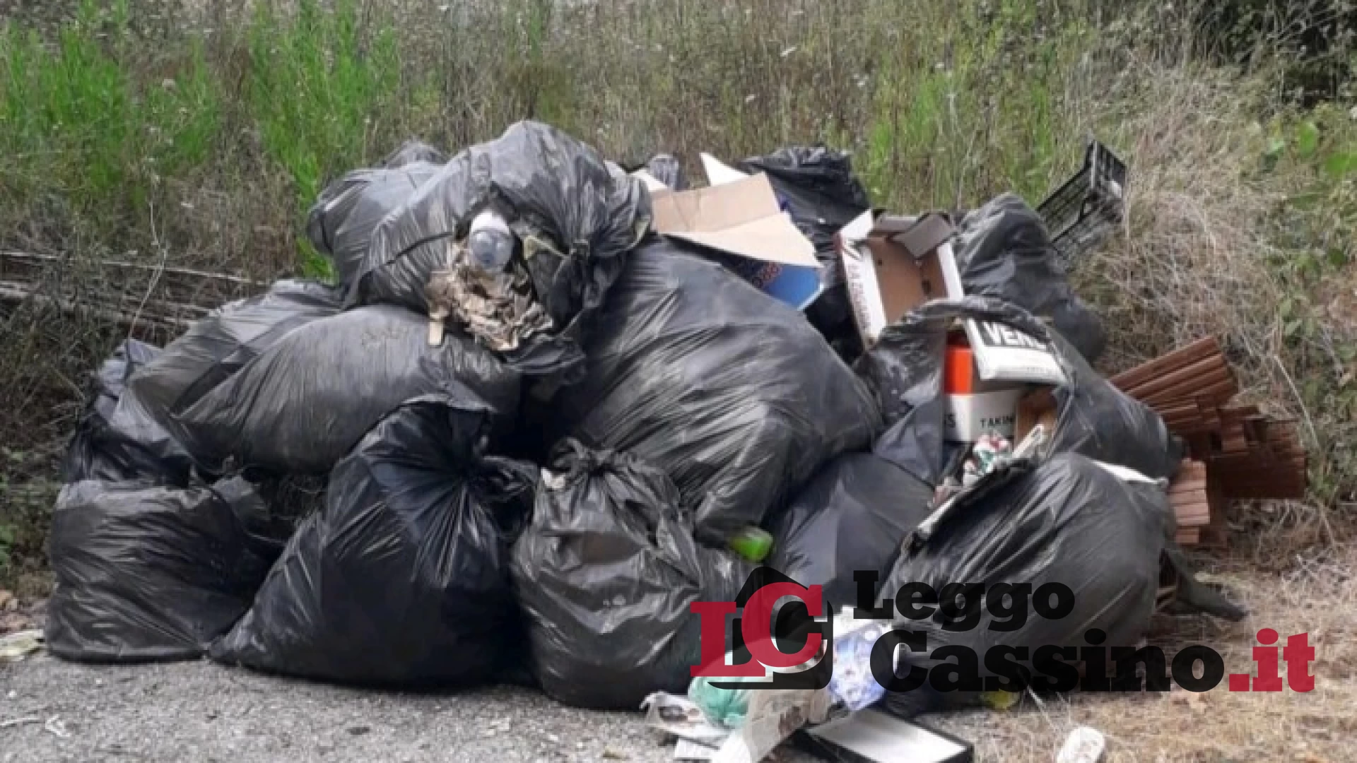 Filmati mentre abbandonano i rifiuti: scatta la multa