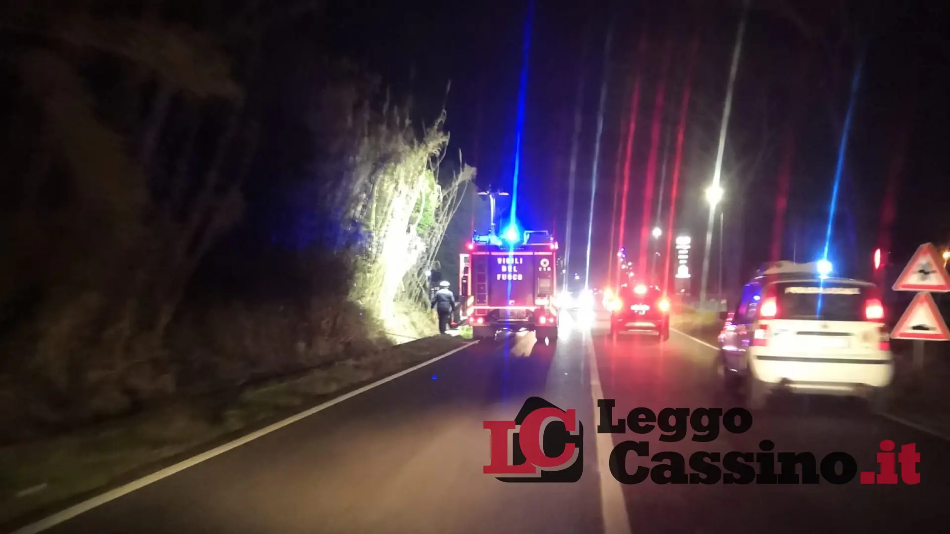 Finisce in un canale con l'auto in via Casilina Sud