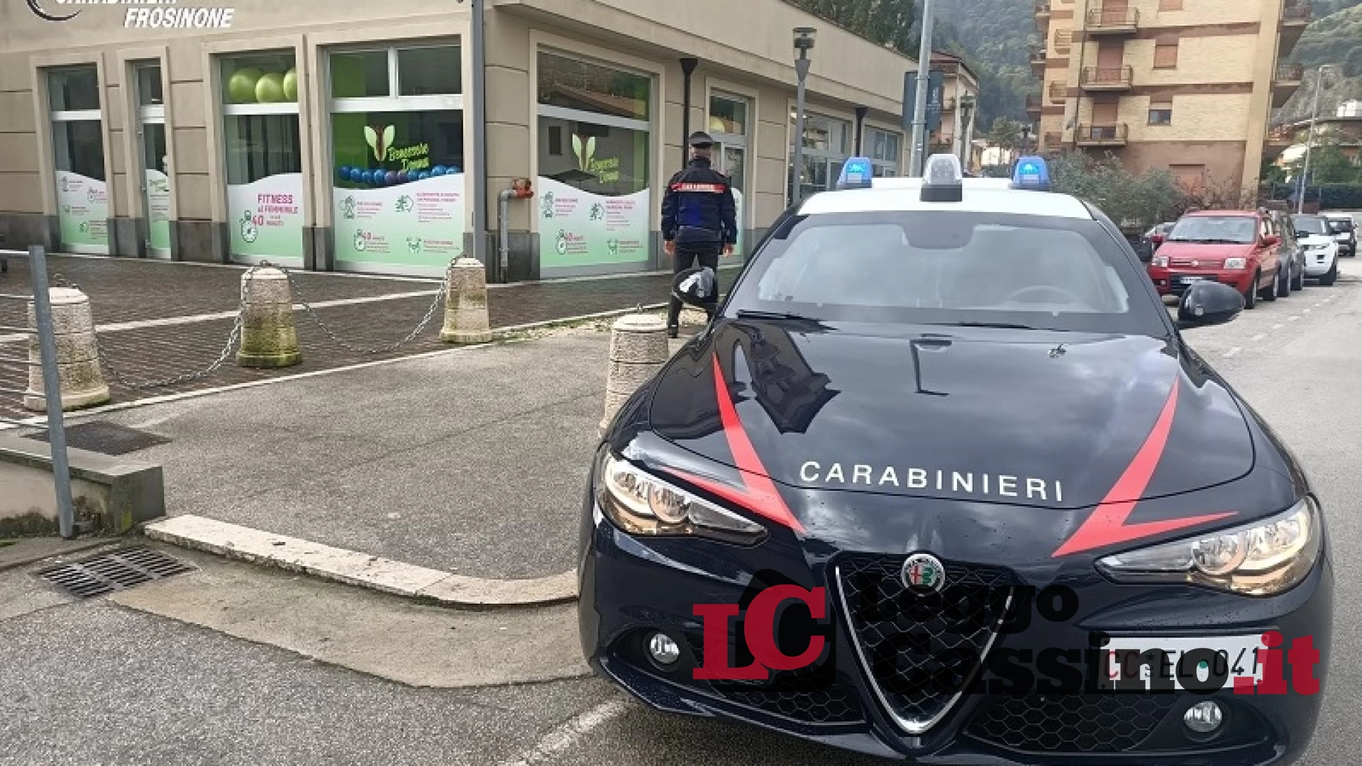 Tentano furto ad un supermercato, interviene un carabinieri in borghese
